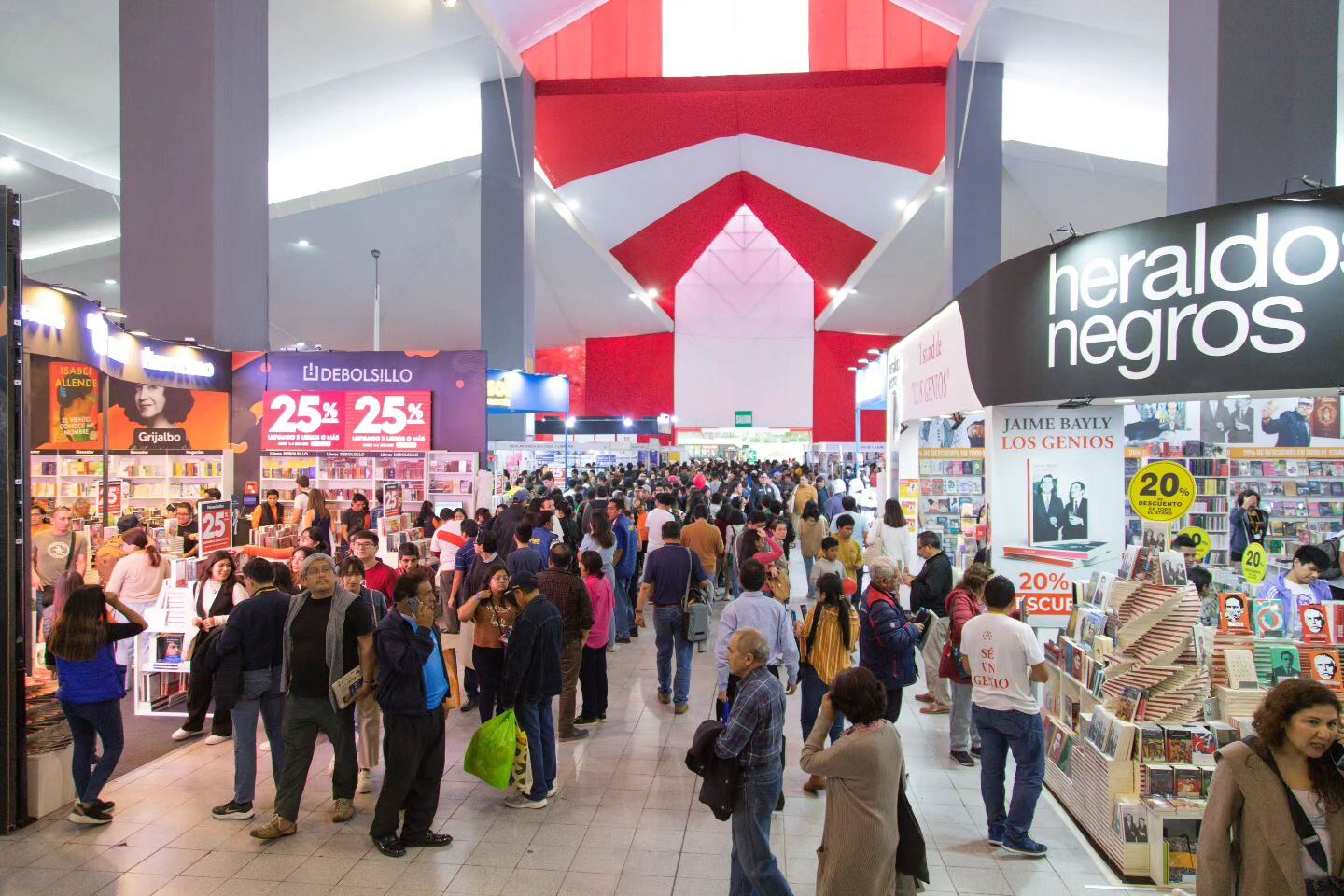 La Feria Internacional del Libro de Lima, en su edición de este año FIL Lima 2024, capta a cientos de personas interesadas por la cultura y lectura.