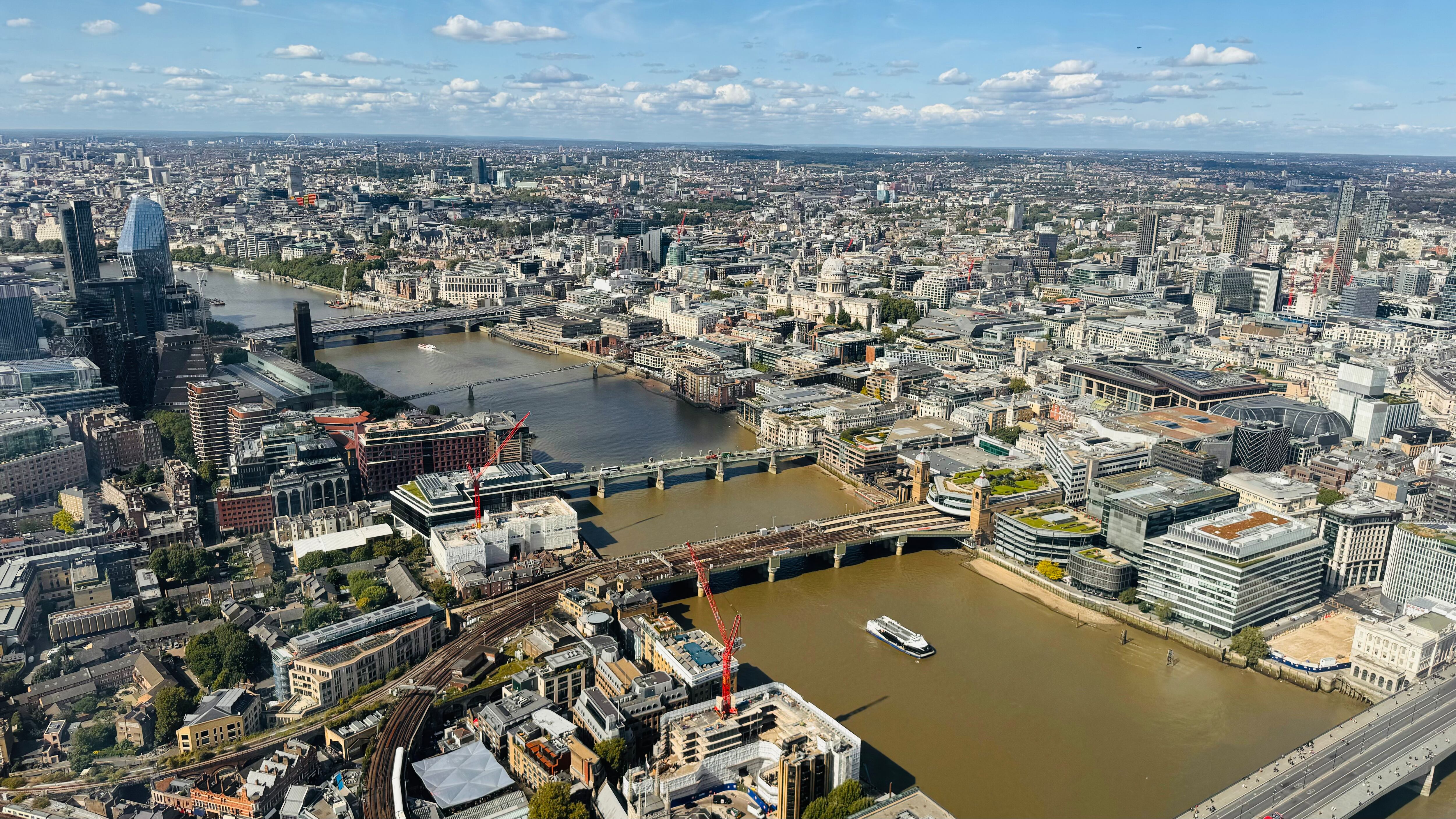 Lugares icónicos de Londres que no pueden faltar en tu visita. La capital del Reino Unido ofrece una rica mezcla de historia, cultura y modernidad. Desde el Tower of London hasta el palacio de Buckingham, un repaso por los rincones que definen esta ciudad única