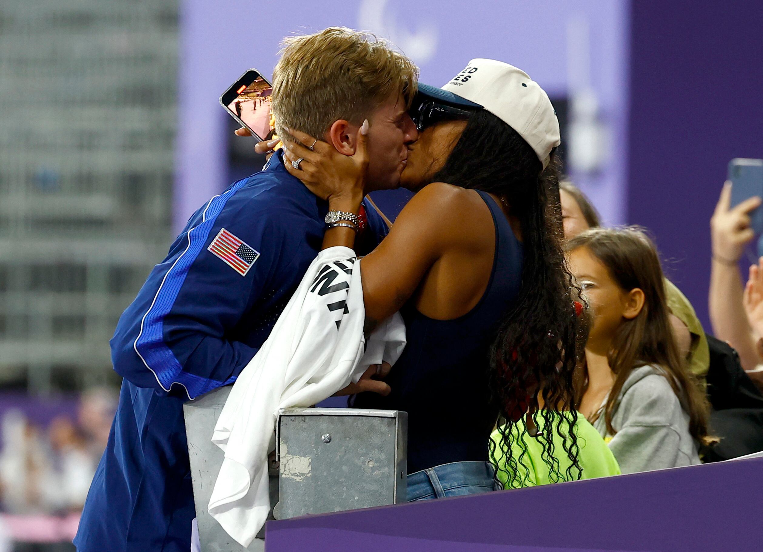 El festejo de Hunter Woodhall con Tara Davis-Woodhall después de ganar la medalla dorada en los Juegos Paralímpicos (REUTERS/Thomas Mukoya)