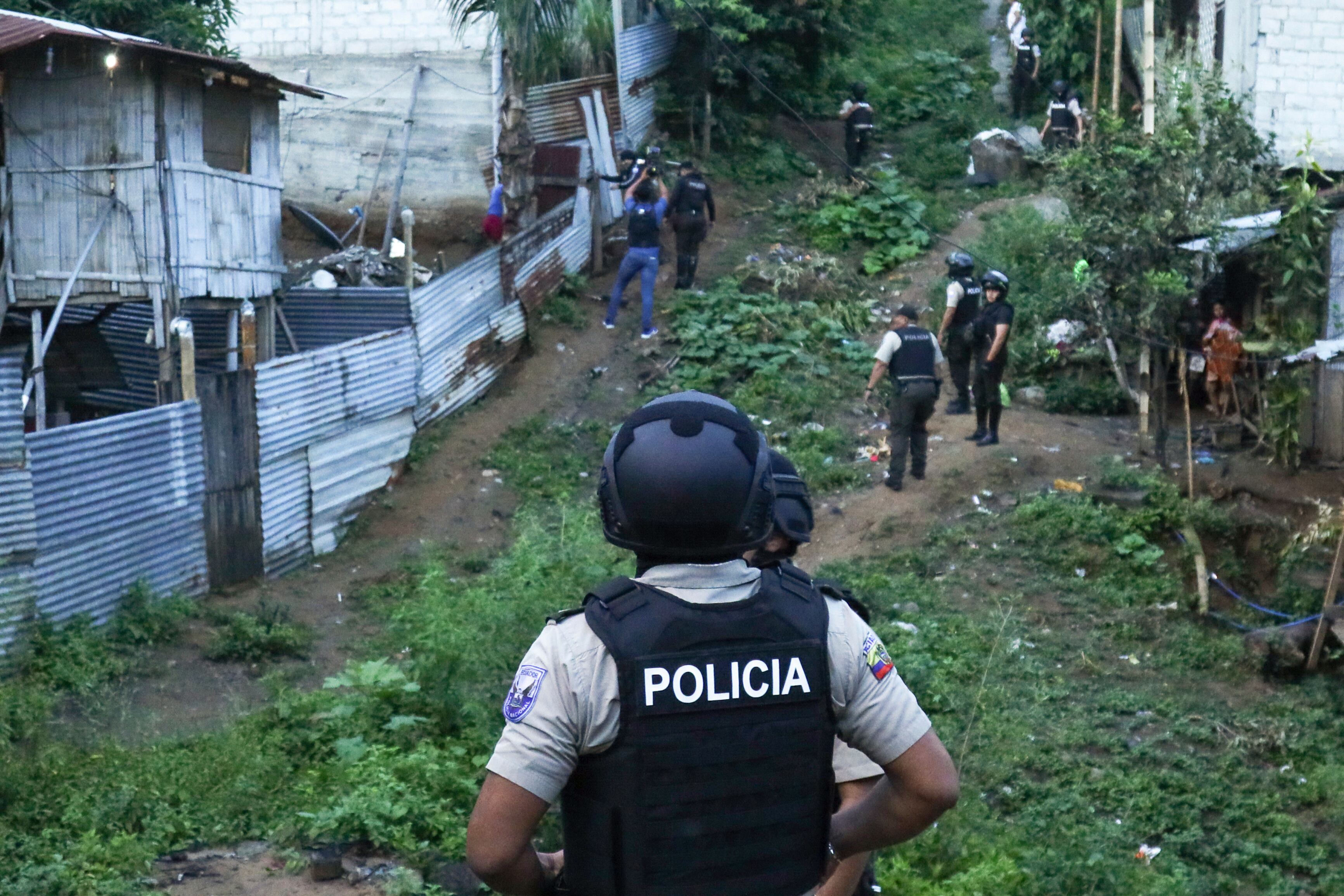 La policía ejecuta un operativo en busca de armas y drogas con el fin de combatir a grupos criminales y extorsionadores, el jueves 4 de abril de 2024, en el barrio de Nueva Guayaquil, en Guayaquil, Ecuador (AP Foto/César Muñoz)