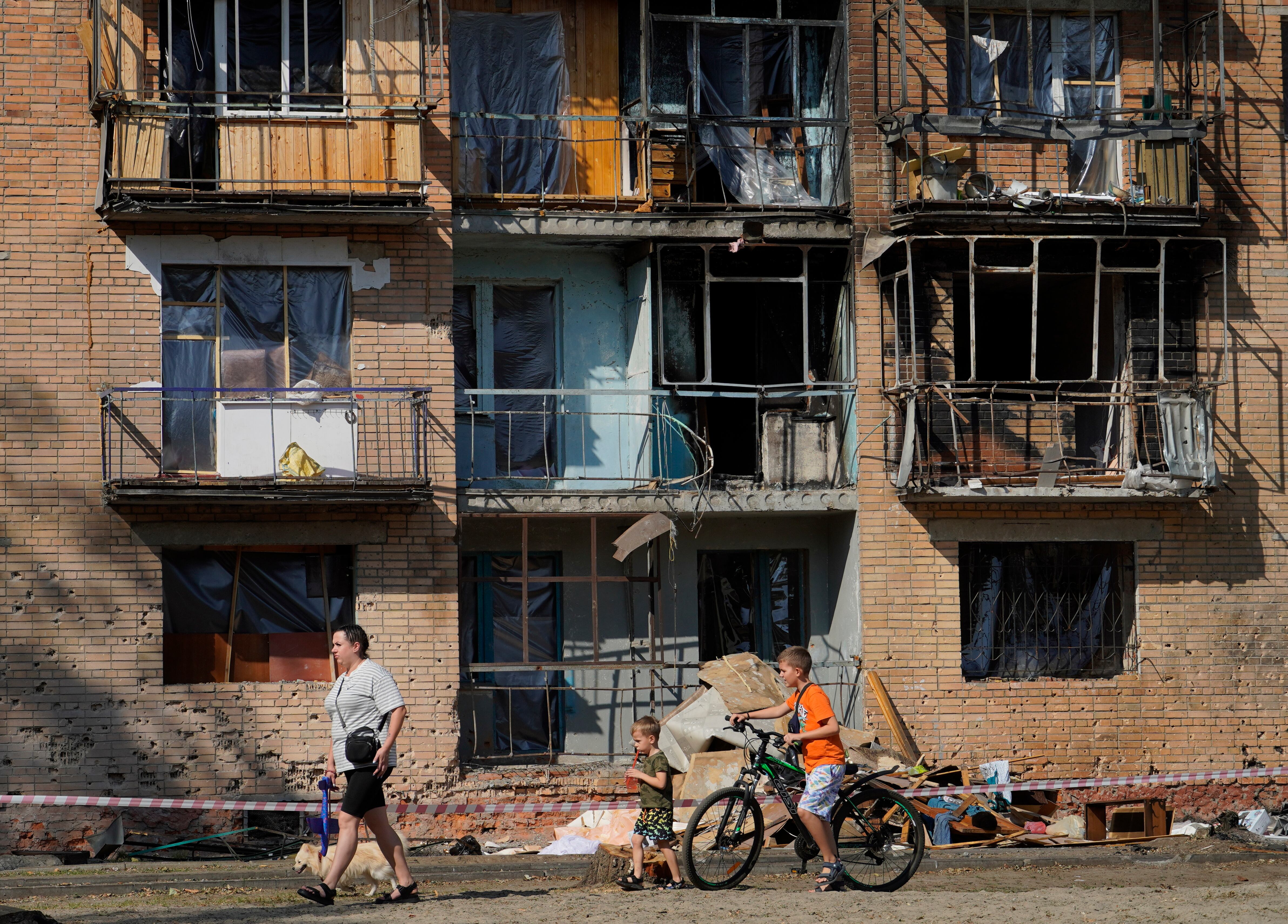 Un edificio dañado por ataques ucranianos, tras la invasión de las fuerzas ucranianas en la región de Kursk, Rusia (EFE/EPA/STRINGER)