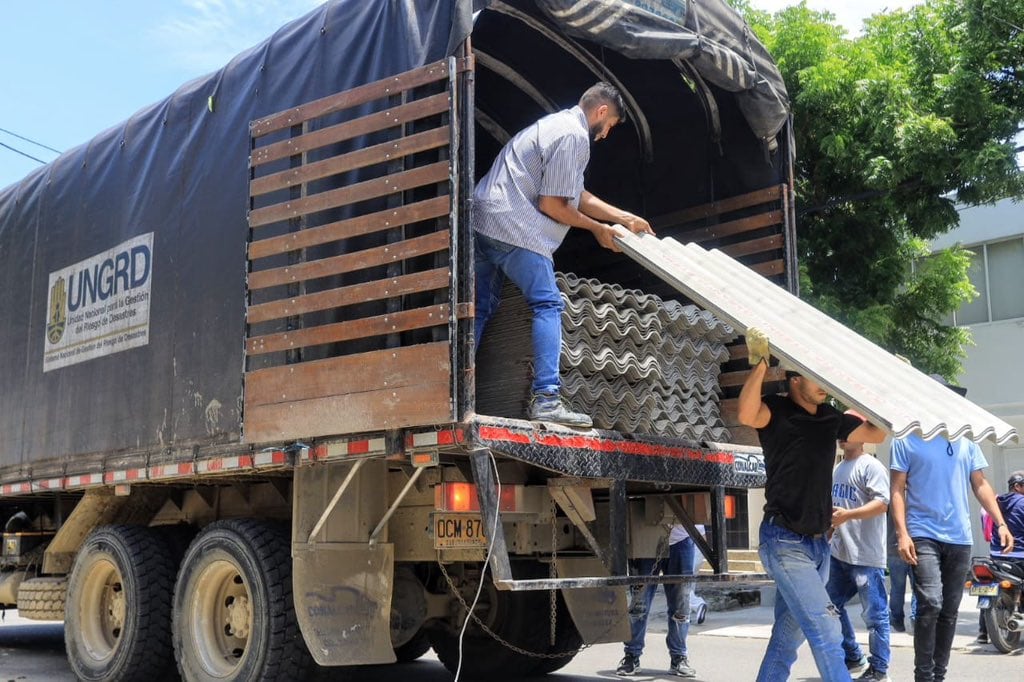 Las autoridades están entregando las tejas y apoyos a los ciudadanos afectados - crédito Gobernación del Atlántico