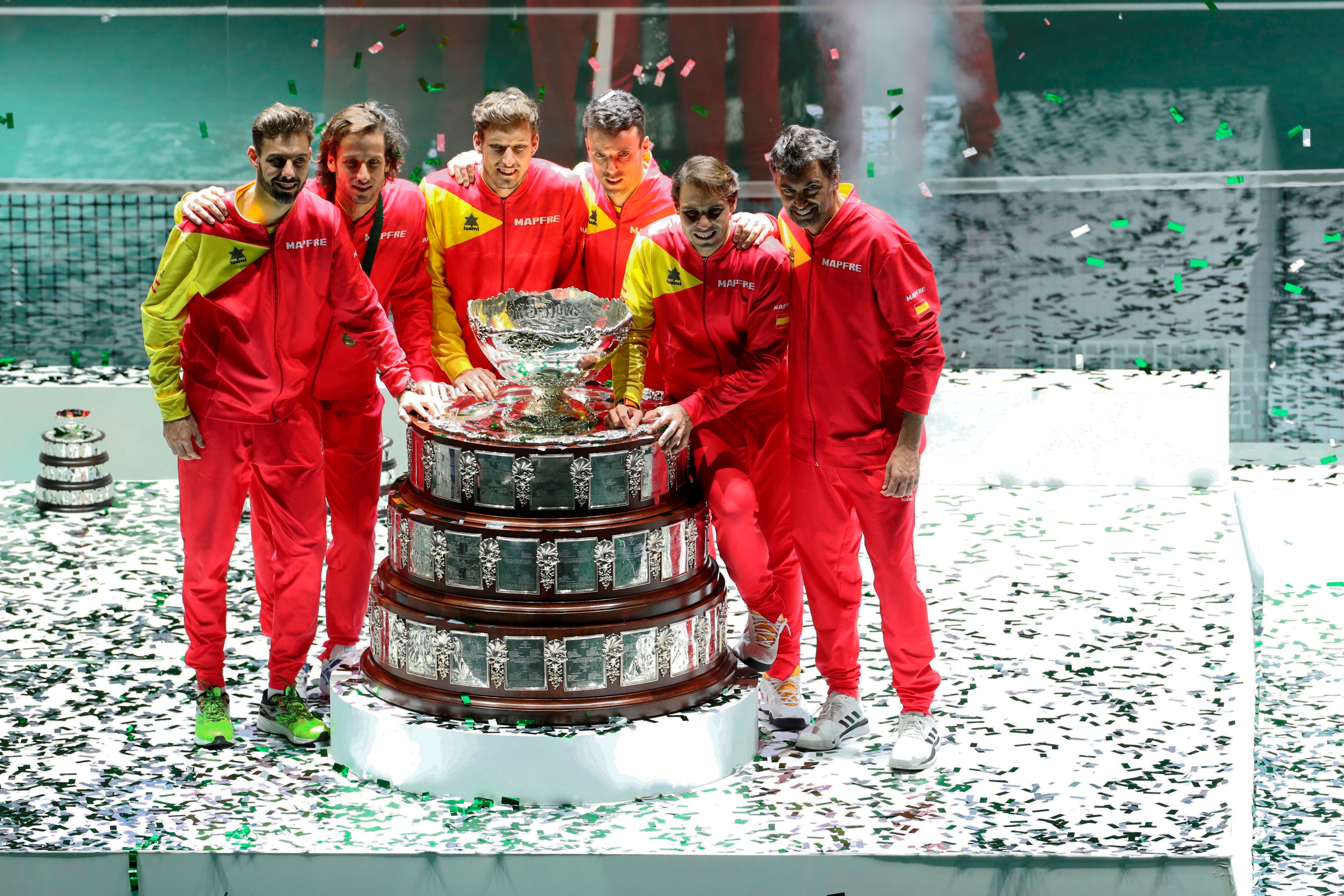 Los integrantes del equipo español tras recibir el trofeo de vencedores de la final de Copa Davis, en las instalaciones de la Caja Mágica, en 2019 en Madrid (Foto EFE / Kiko Huesca /Archivo) 