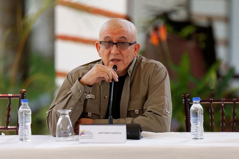 FOTO DE ARCHIVO. El comandante de la guerrilla colombiana del Ejército de Liberación Nacional (ELN), Antonio García, asiste a una rueda de prensa, en Caracas, Venezuela, 4 de octubre, 2022. REUTERS/Leonardo Fernández Viloria