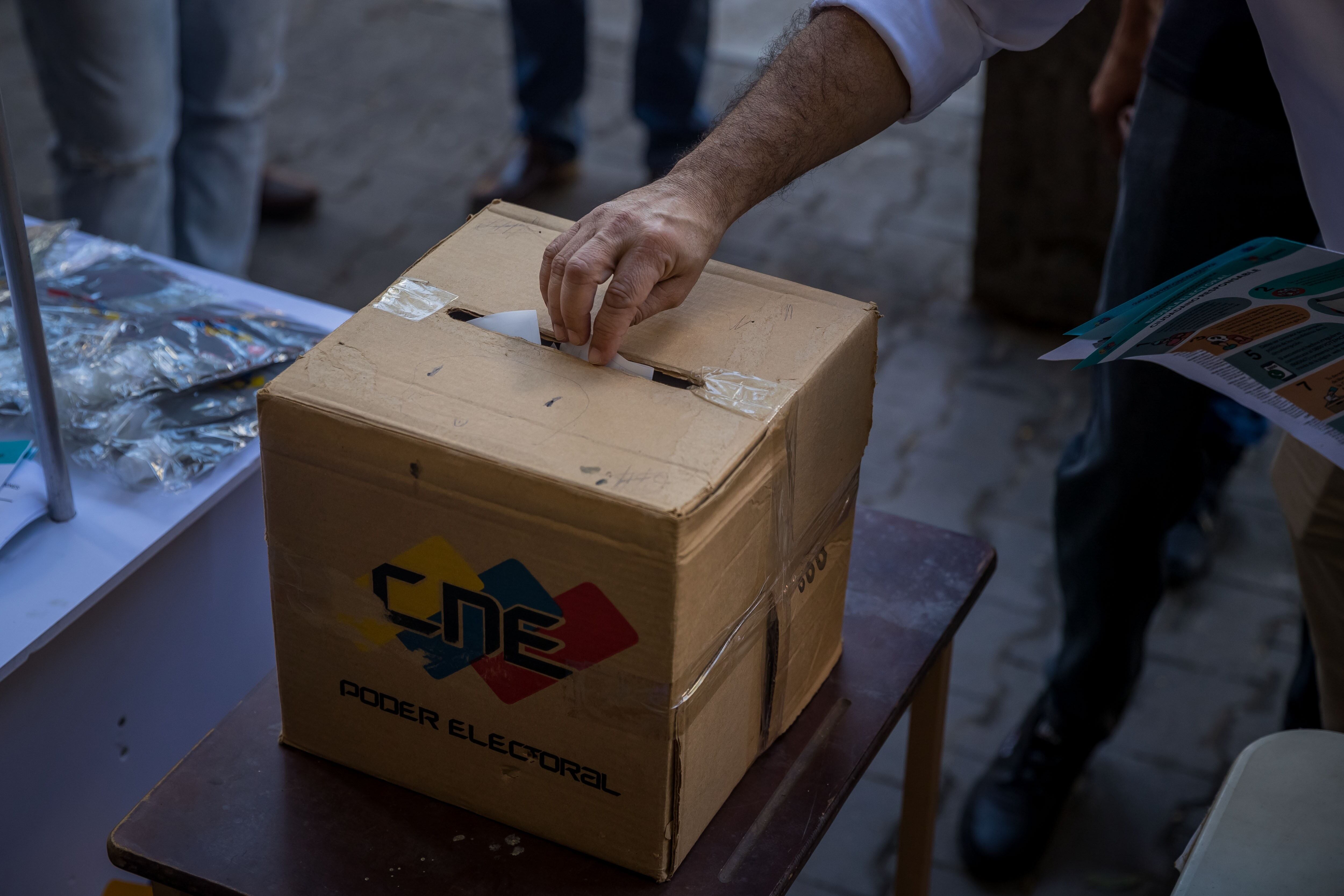  Machado exhortó a los ciudadanos a permanecer en los centros de votación para asegurar la transparencia en el proceso de escrutinio (EFE/ MIGUEL GUTIÉRREZ)
