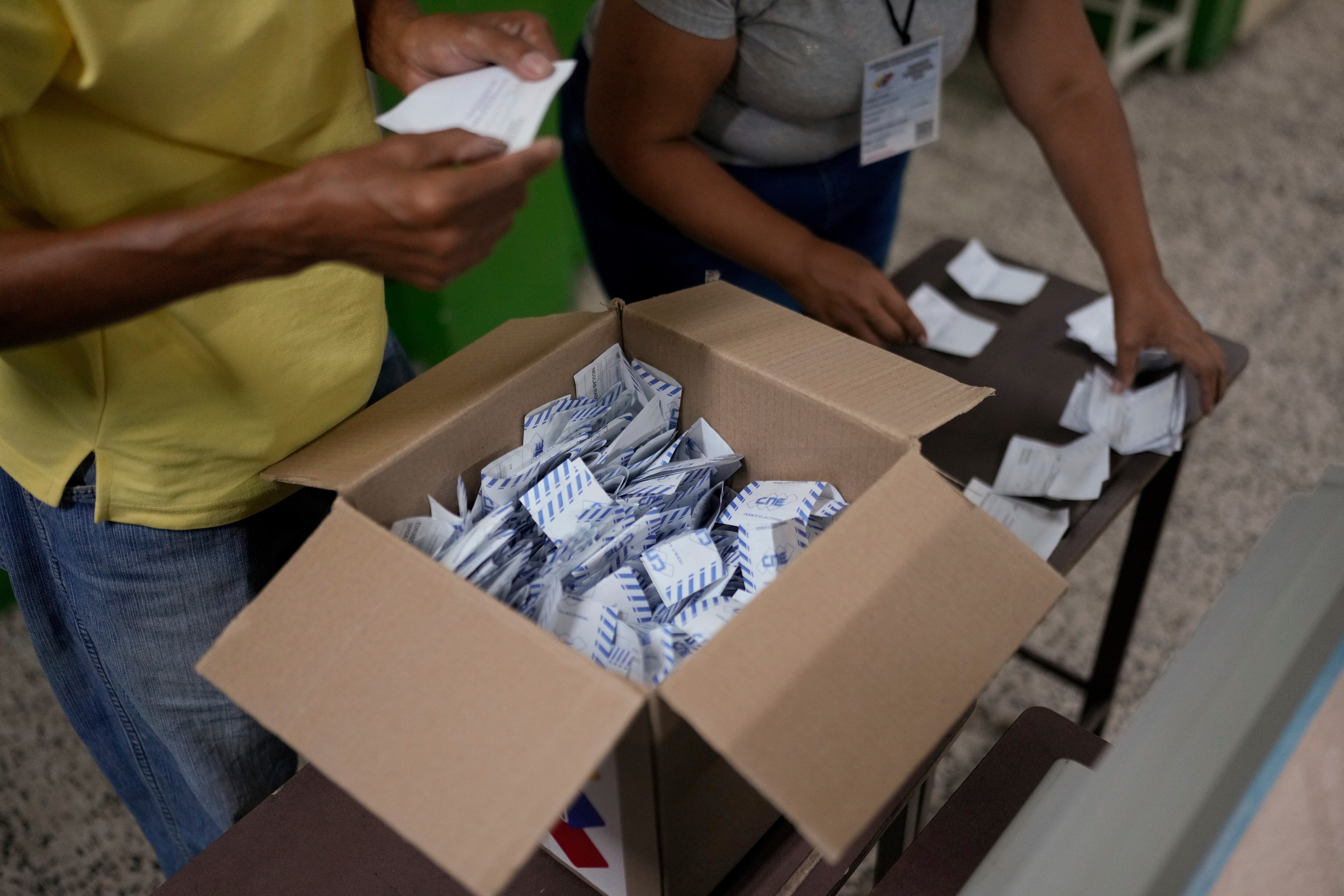 ARCHIVO - Funcionarios electorales cuentan votos luego del cierre de las urnas durante las elecciones presidenciales de Venezuela, en Caracas, el 28 de julio de 2024. (AP Foto/Matias Delacroix, Archivo)