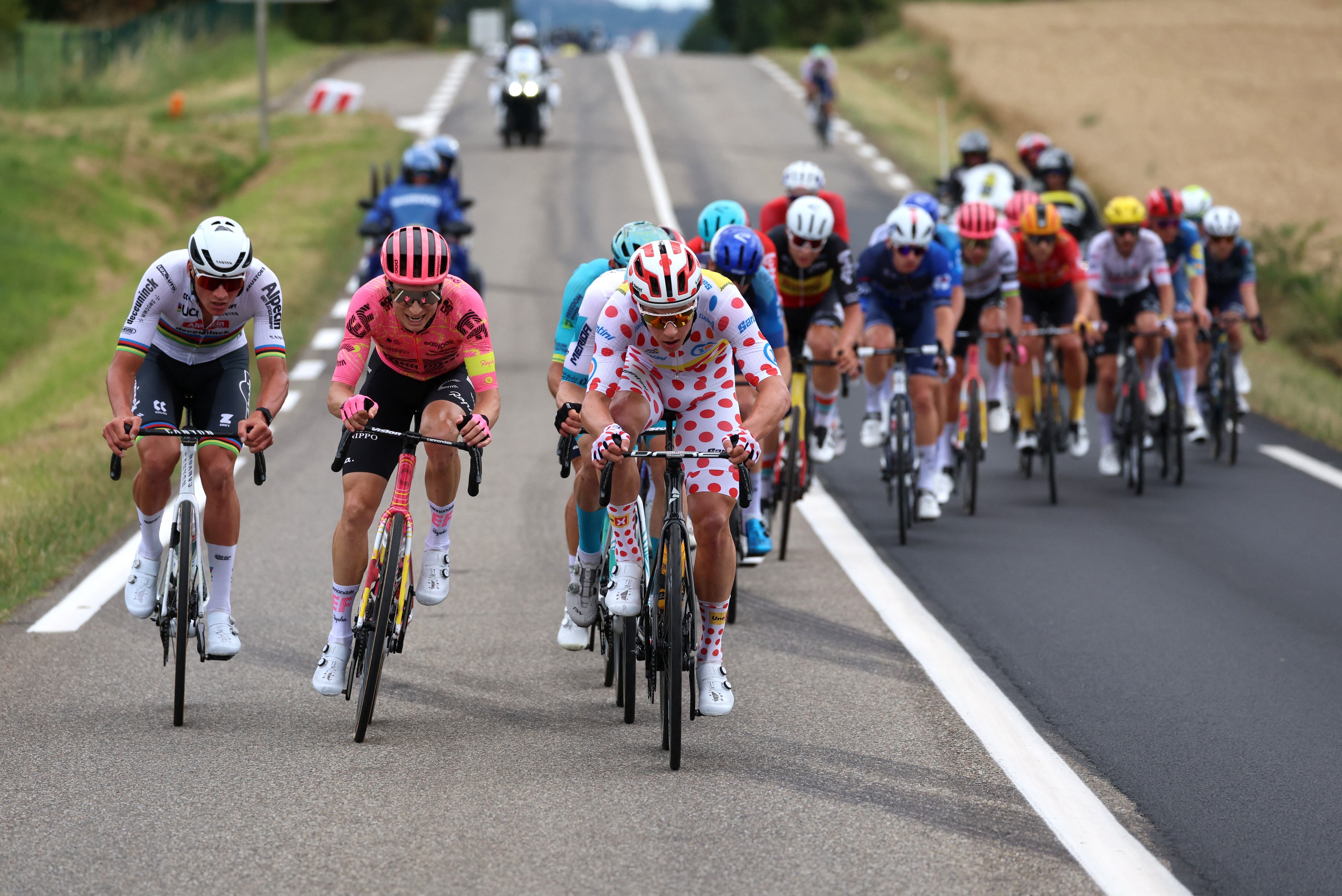 Jonas Abrahamsen del X Mobility's y Mathieu Van Der Poel del Alpecin - Deceuninck's como protagonistas de la jornada 13 crédito Molly Darlington / REUTERS 