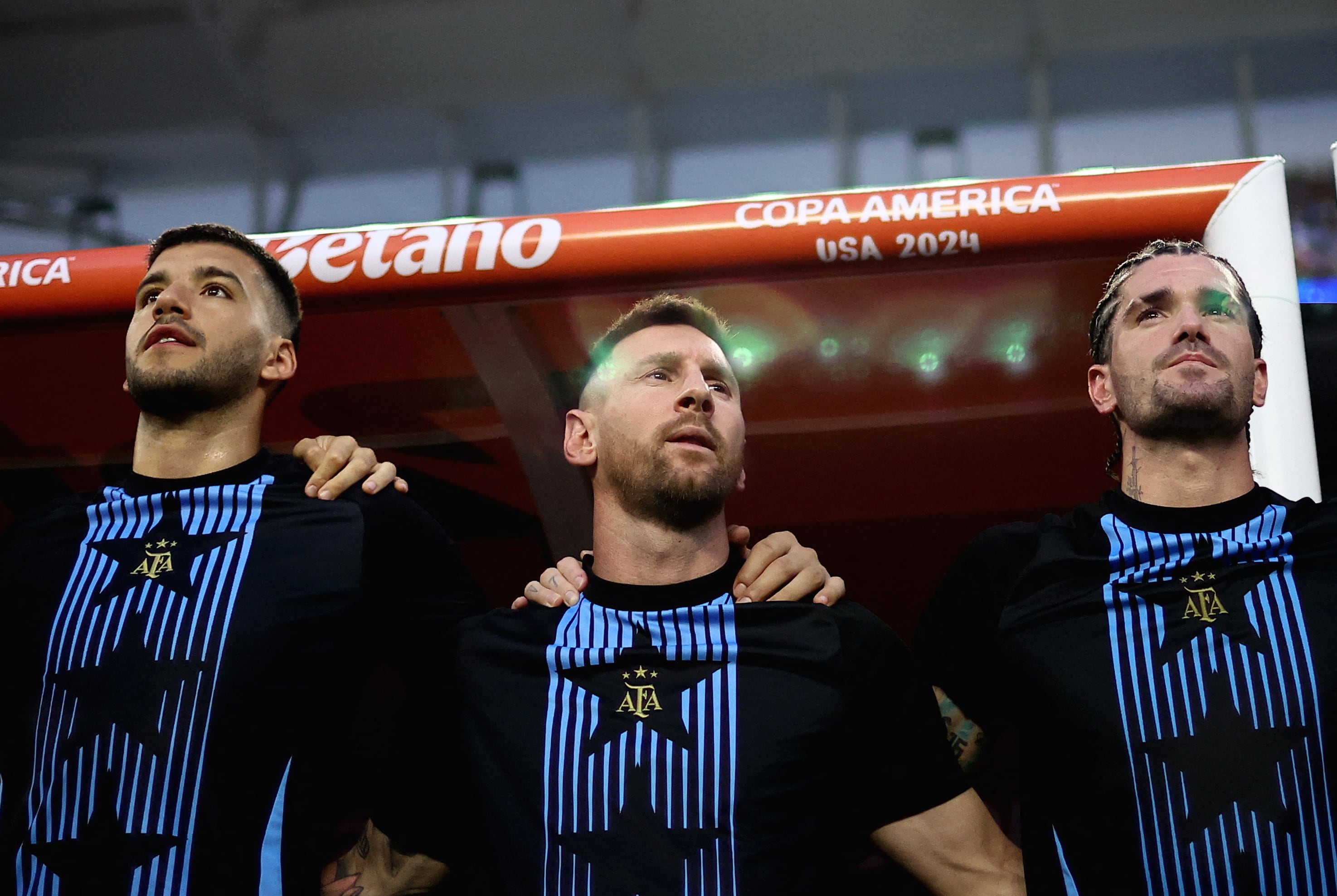Messi, con De Paul y Rulli en el himno (REUTERS/Agustin Marcarian)