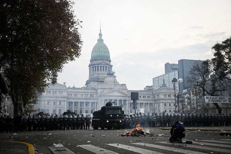 Fuerzas de seguridad montan guardia fuera del Congreso Nacional, el día en que los senadores debaten la ley de reforma económica impulsada por el presidente argentino, Javier Milei, en Buenos Aires, Argentina, el 12 de junio de 2024. REUTERS/Mariana Nedelcu