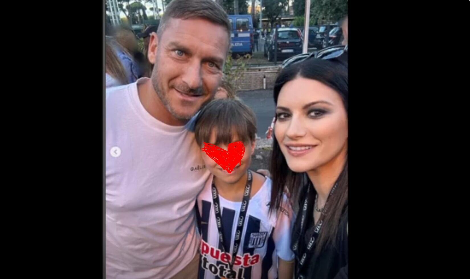 Sobrino de Laura Pausini luce camiseta de Alianza Lima firmada por Francesco Totti y se vuelve viral. (Captura: @Laura Pausini)