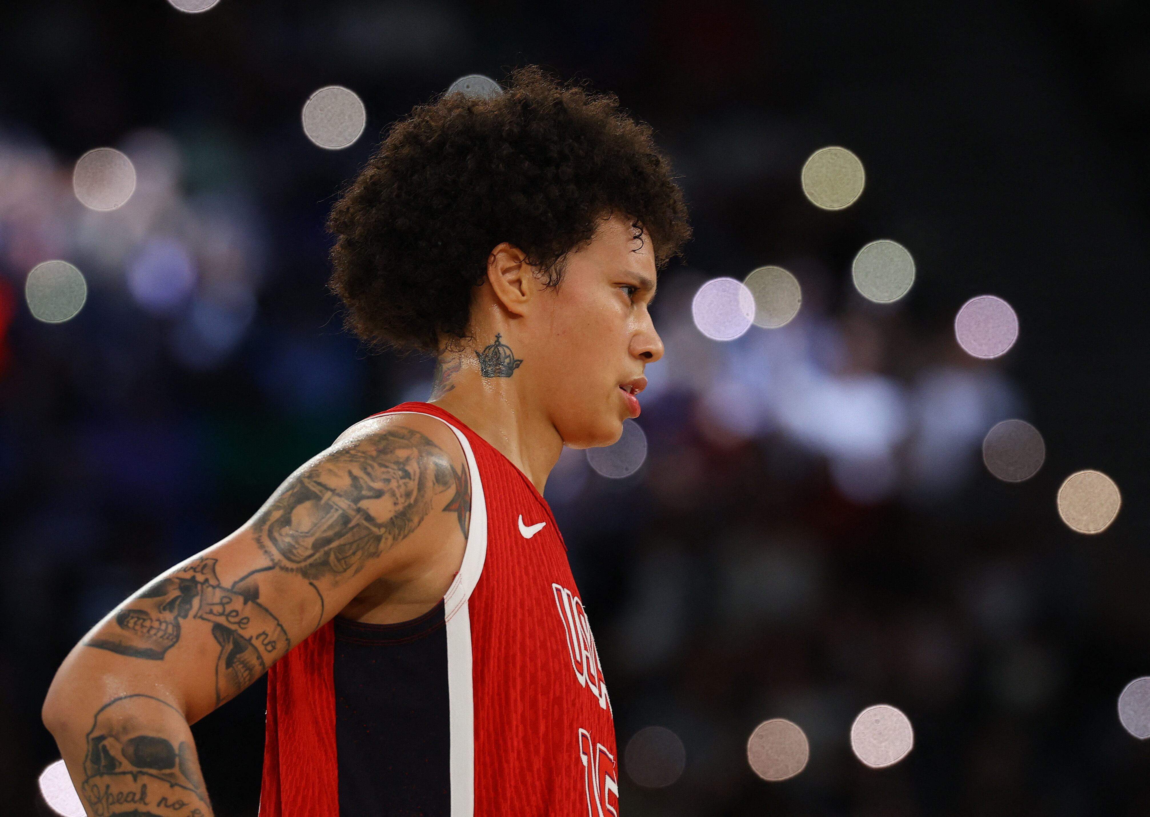 Brittney Griner en la cancha de Paris 2024. (Brian Snyder/REUTERS)