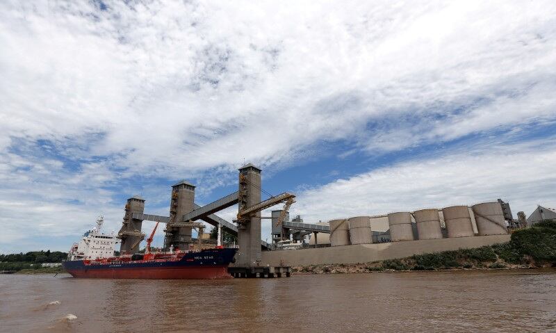 Un barco cargando cereal en un puerto cerca de Rosario. El principal agroexportador de la Argentina es una empresa china (Reuters)