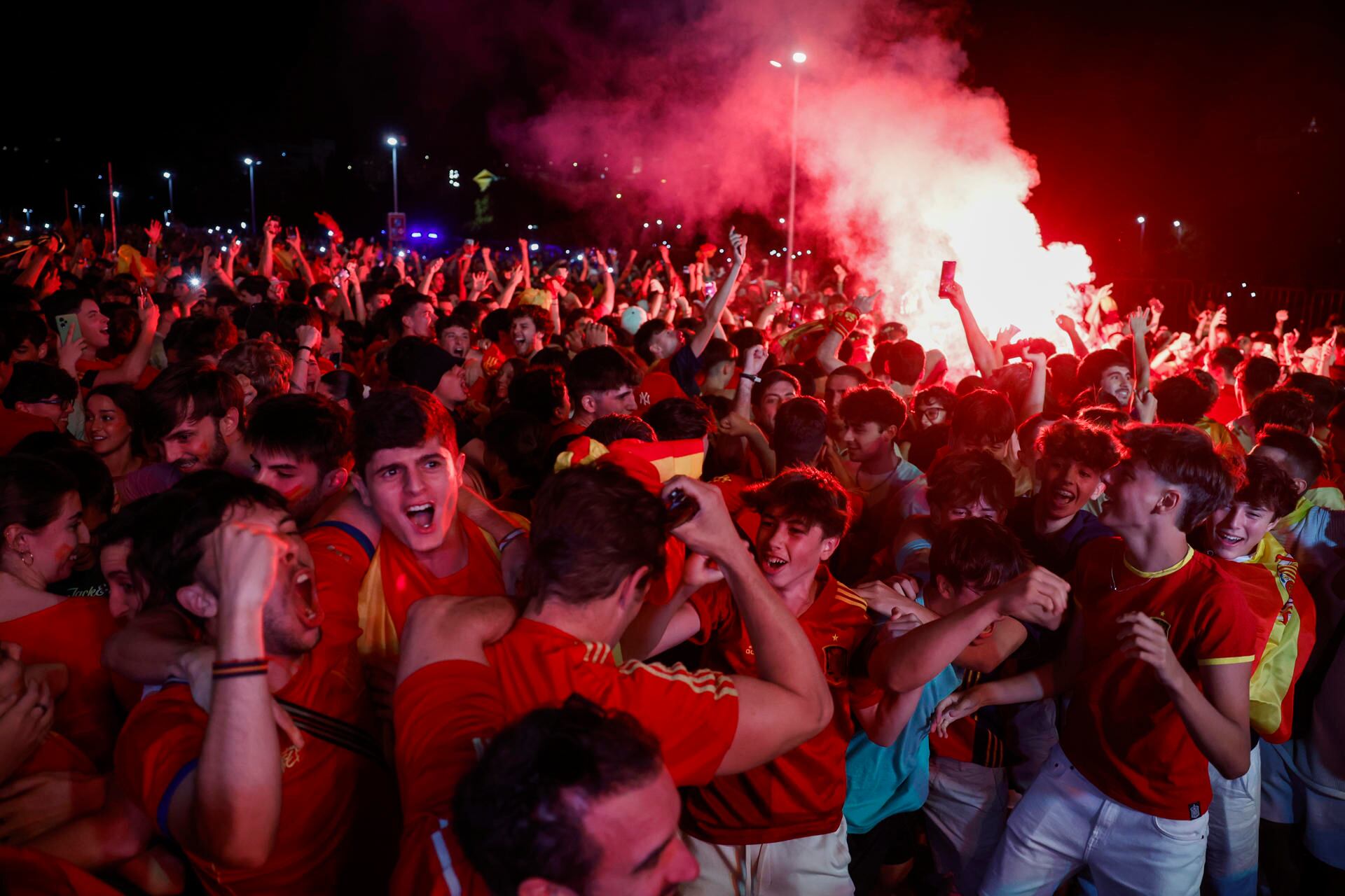 Aficionados de la selección celebran una victoria en esta Eurocopa en Madrid. (Mariscal/EFE)