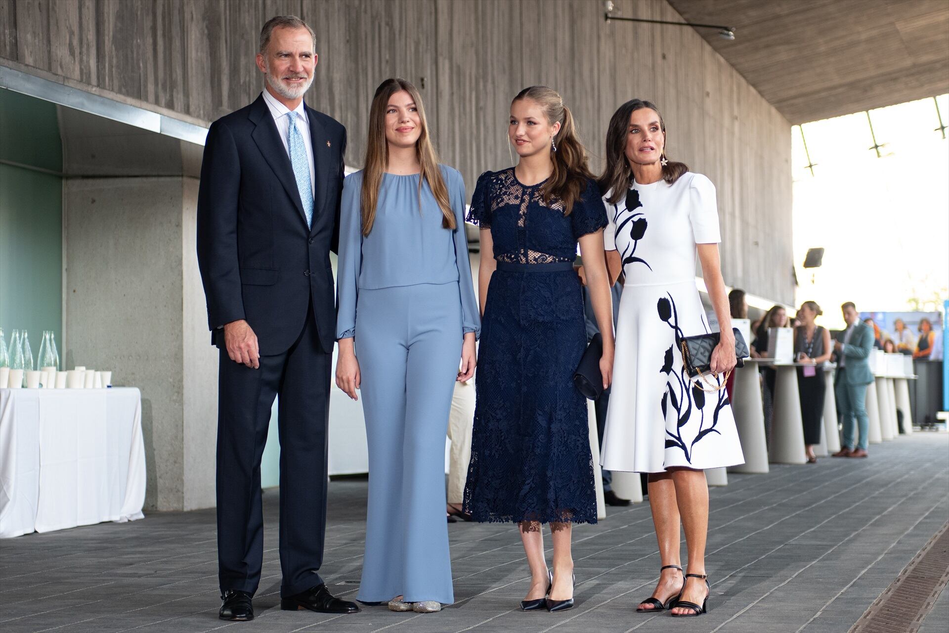 (I-D) El rey Felipe VI, la infanta Sofía, la princesa Leonor y la reina Letizia a su llegada a la entrega de los XV Premios Fundación Princesa de Girona, en el Palacio de Congresos Costa Brava (Glòria Sánchez / Europa Press)