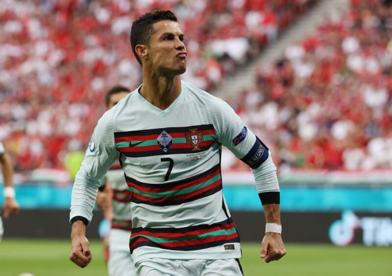 El portugués Cristiano Ronaldo celebra luego de anotar su segundo gol frente a Hungría por el Grupo F de la Eurocopa 2020 disputado en el estadio Puskas Arena de Budapest, Hungría. 15 de junio, 2021. Pool via REUTERS/Bernadett Szabo