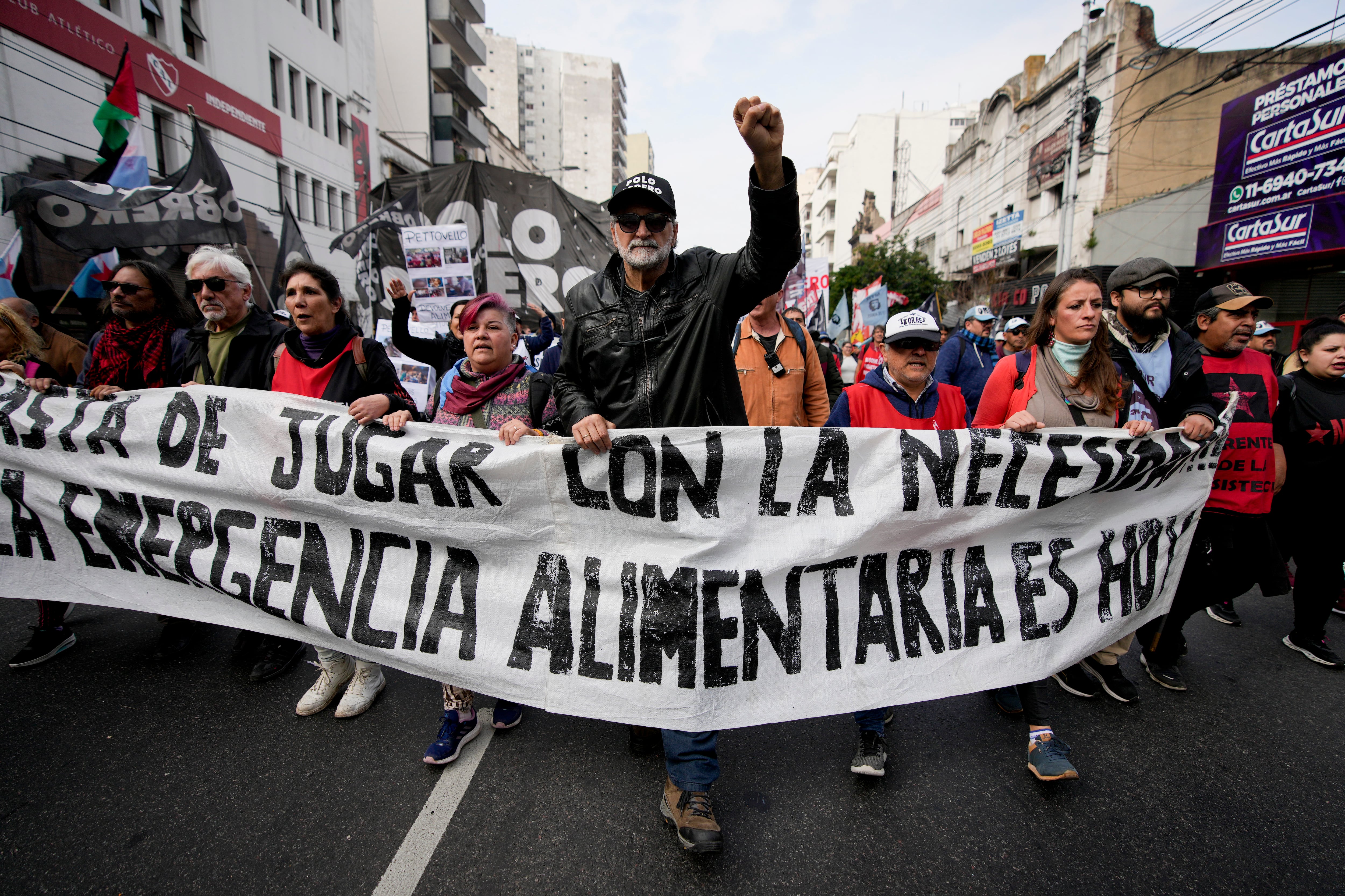 Eduardo Belliboni, líder de la organización social Polo Obrero, asiste a una protesta antigubernamental contra la escasez de alimentos en comedores comunitarios para exigir que el gobierno entregue alimentos en Buenos Aires, Argentina (Archivo - AP Foto/Natacha Pisarenko)