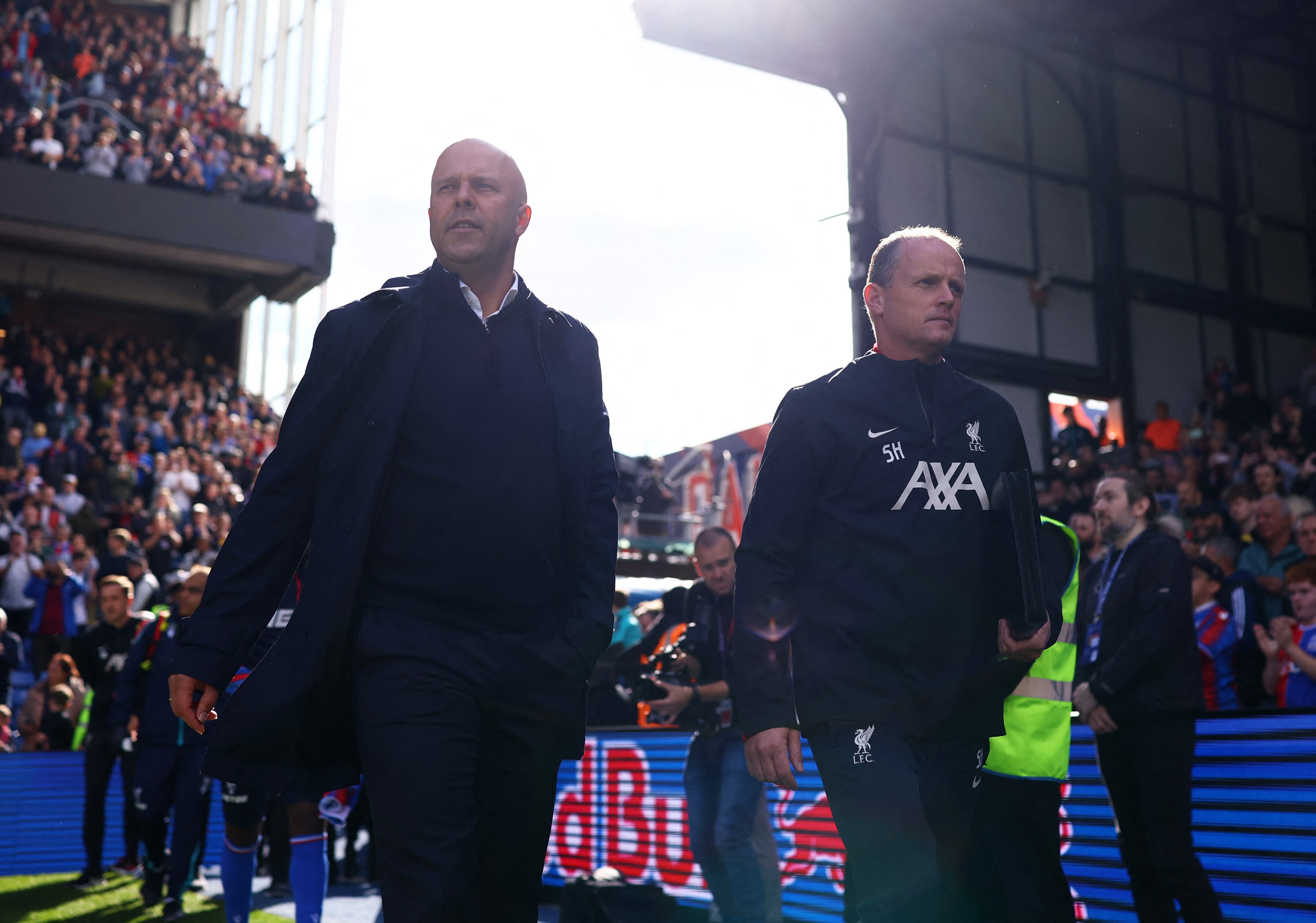 Arne Slot y su asisntente Sipke Hulshoff antes de que comience el partido - crédito Hannah Mckay / REUTERS 