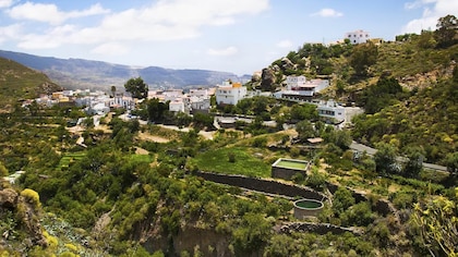 El increíble pueblo que está entre los lugares más demandados de España para comprar casa: un remanso de paz entre montañas en una isla paradisíaca