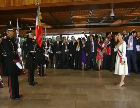 Claudia Sheinbaum saluda a la Bandera de México