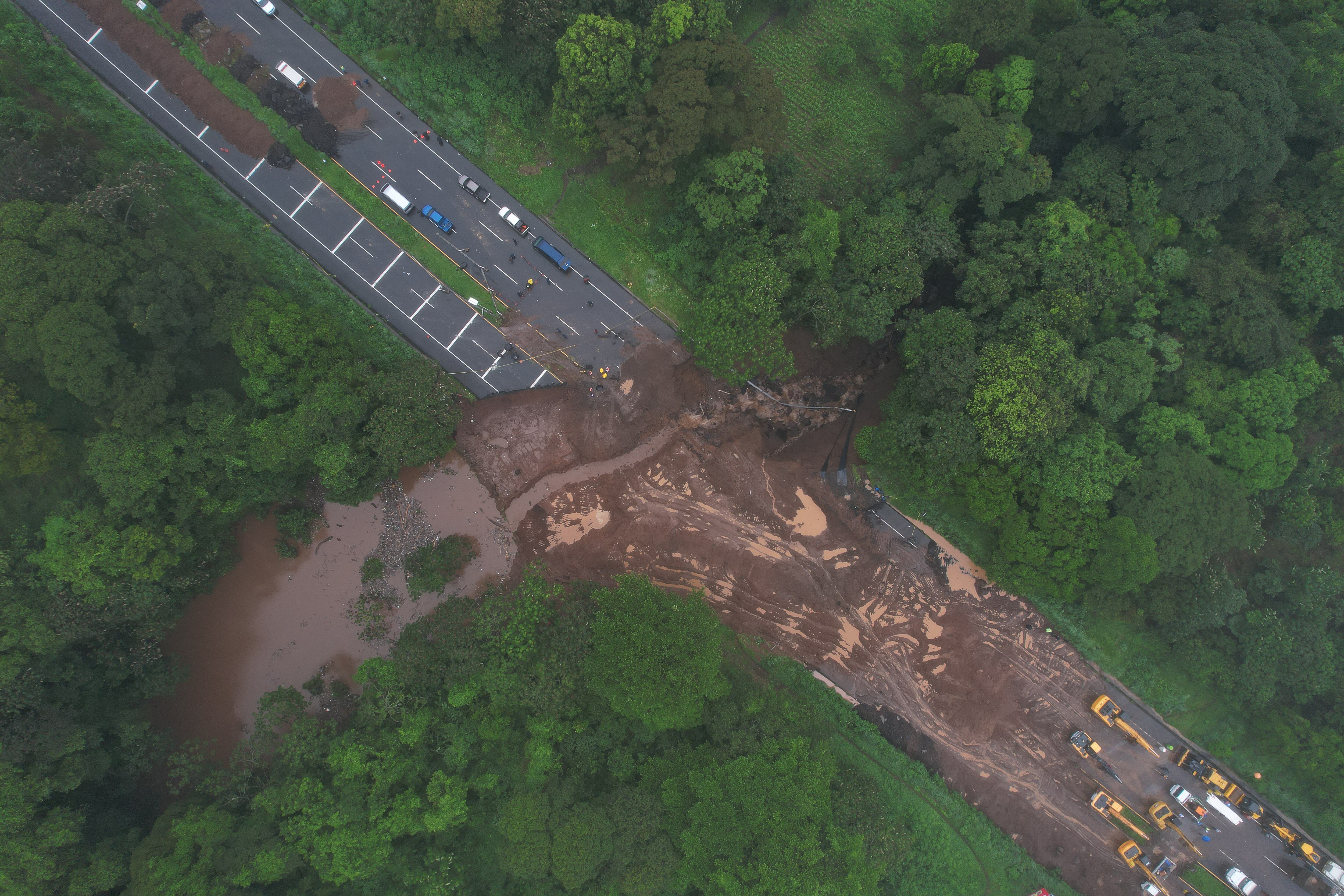 Un tramo de carretera, que comunica la Ciudad de Guatemala con los principales puertos del océano Pacífico, afectado por las fuertes lluvias (EFE/ STR)