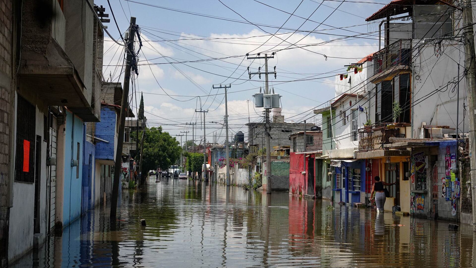 Los rtesidentes llevan semans lidiando con la acumulacion de agua