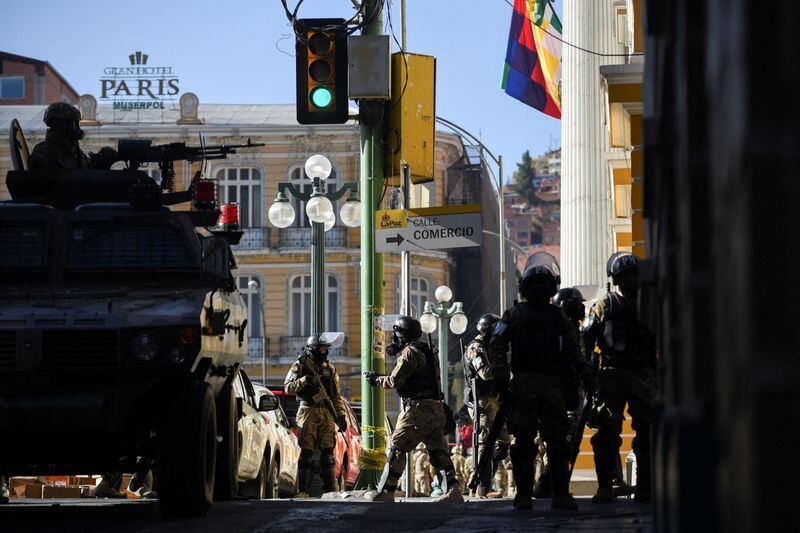 A los delitos de alzamiento armado y terrorismo bajo los que se abrió la investigación se sumaron las figuras de “atentados contra la seguridad del presidente y otros dignatarios de Estado”, “destrucción o deterioro de bienes del Estado y la riqueza nacional” y “uso indebido de bienes y servicios públicos” (REUTERS)