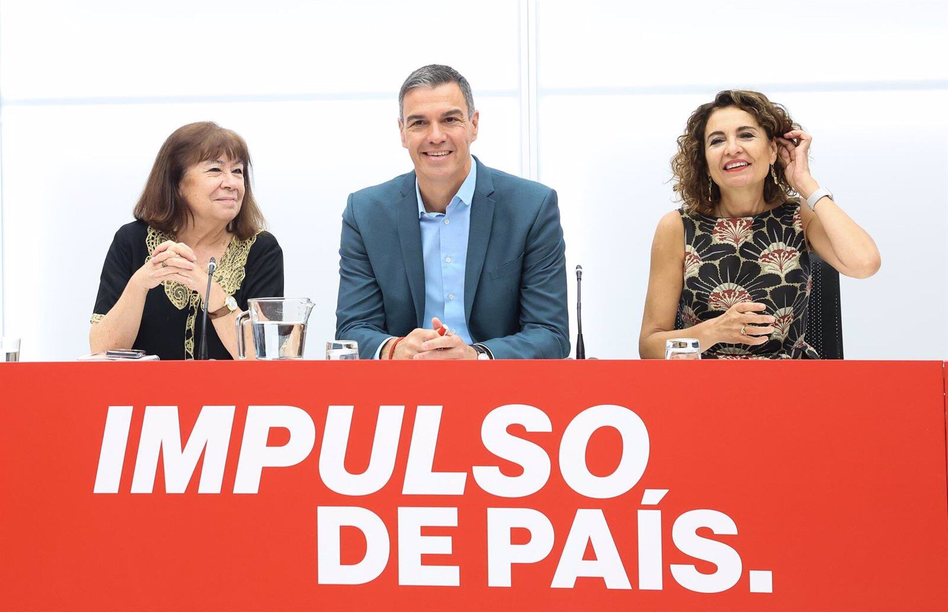 La presidenta del PSOE, Cristina Narbona; el presidente del Gobierno, Pedro Sánchez; y la vicepresidenta primera del Gobierno, María Jesús Montero, durante una reunión de la Ejecutiva Federal socialista. (Marta Fernández/Europa Press)
