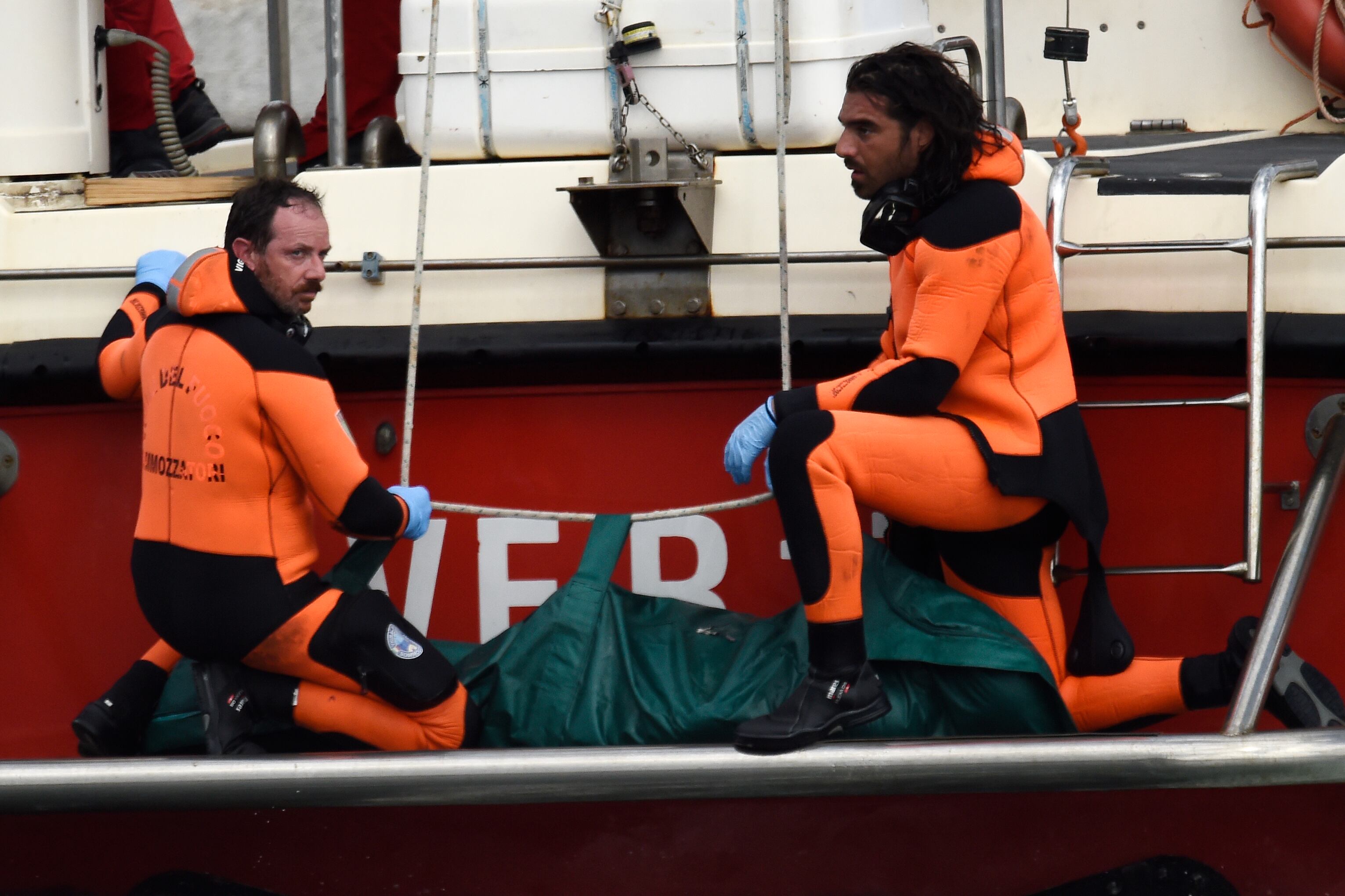 Buzos del departamento de bomberos italiano suben a bordo una bolsa verde con el cuerpo de una de las víctimas del yate Bayesian, de bandera británica, el miércoles 21 de agosto de 2024. (AP Foto/Salvatore Cavalli)