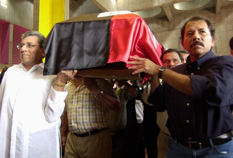 Humberto y Daniel Ortega cargaron el ataúd de su madre durante una misa en su honor en la Catedral Metropolitana de Managua el 4 de mayo de 2005 (REUTERS/Stringer OR/KS)