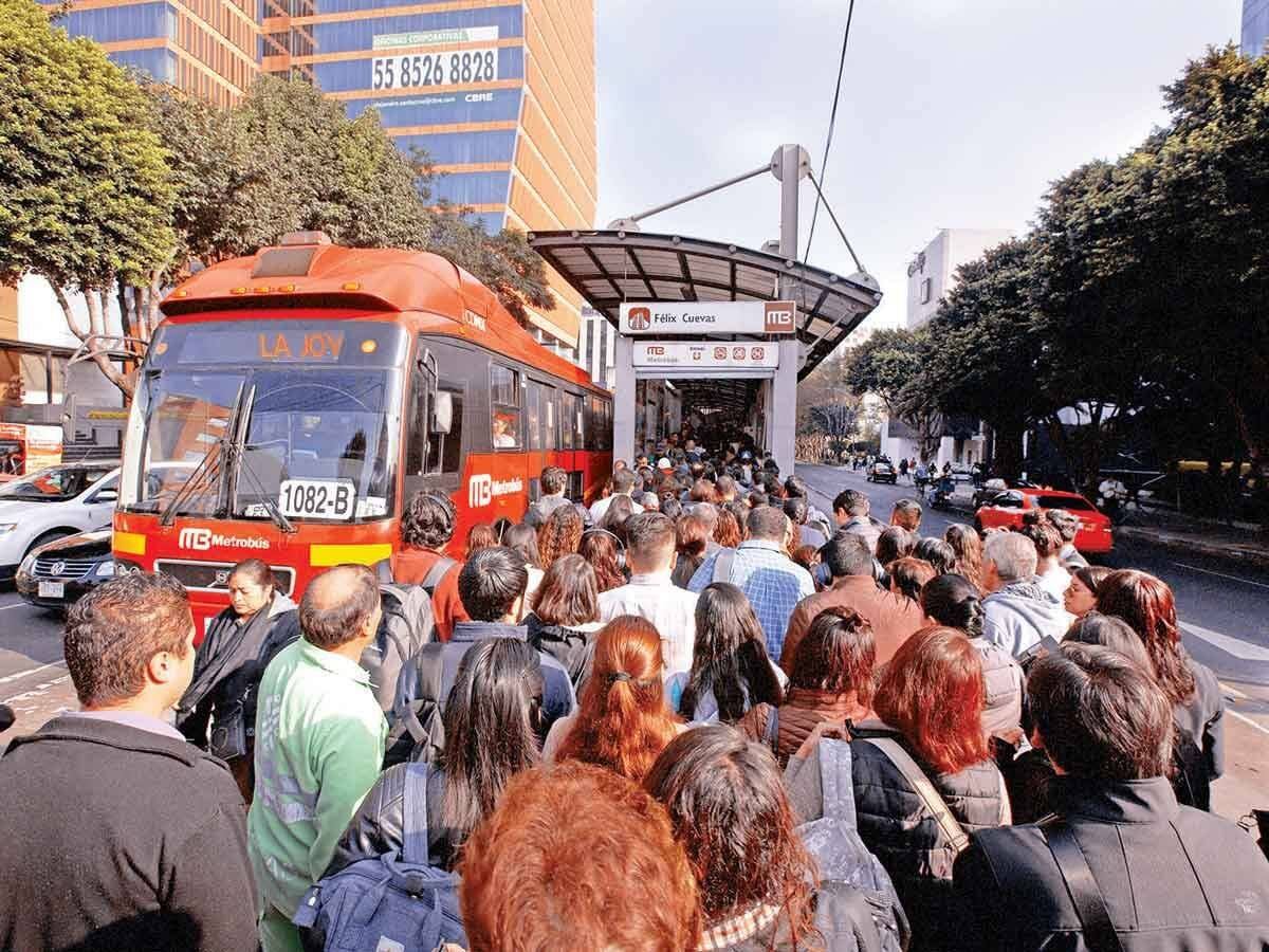 Estación Félix Cuevas de la Línea 1 del Metrobús. (Twitter / @Capuano)