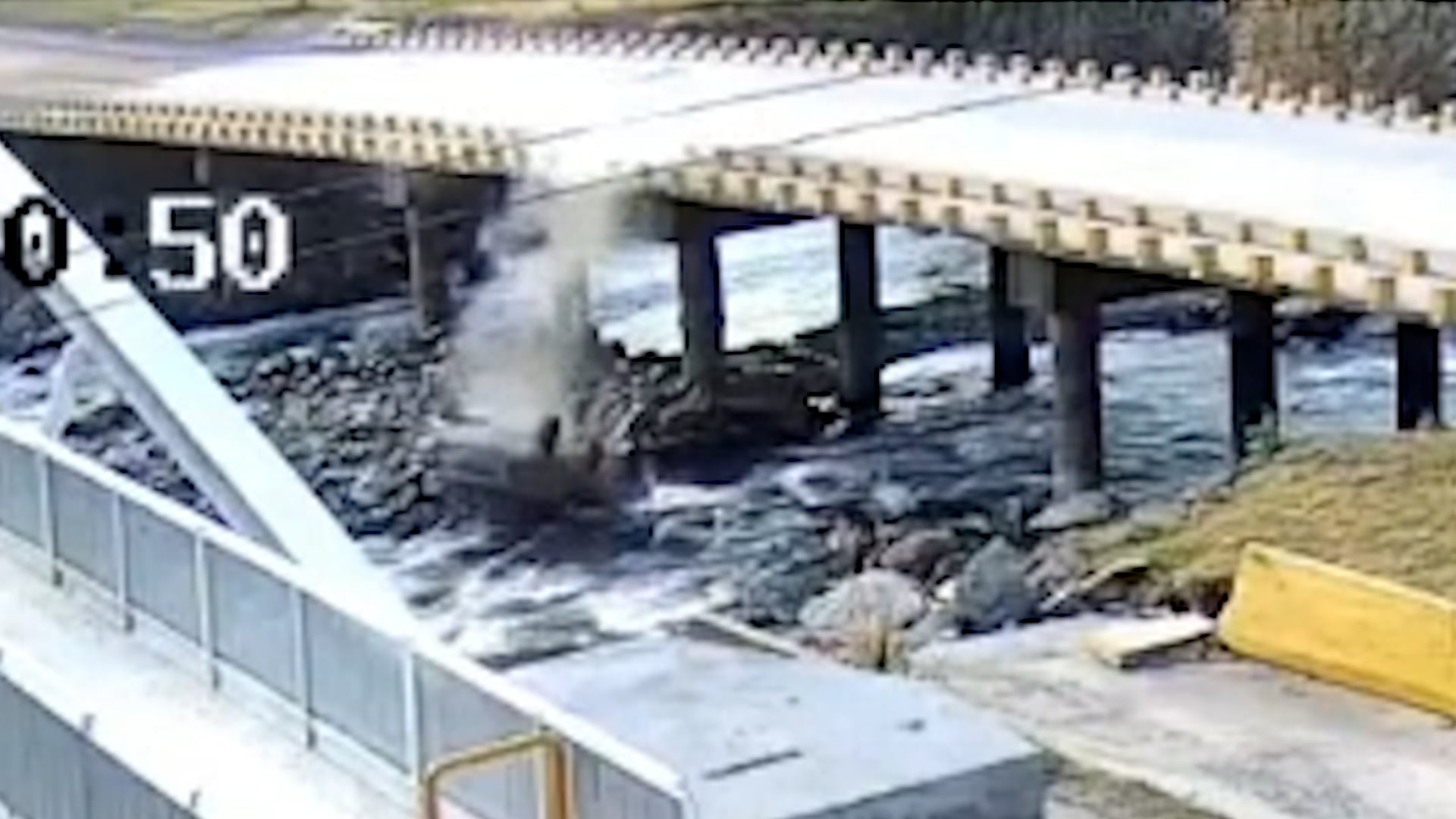 Un auto cayó en un puente en Río Tercero en Córdoba captura