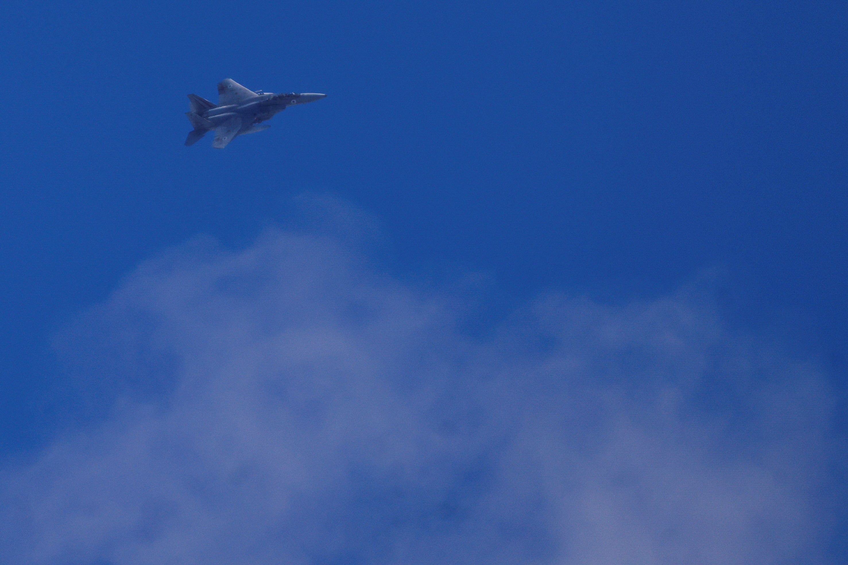 Un avión israelí vuela en medio de las hostilidades transfronterizas, visto desde el norte de Israel, (REUTERS/Jim Urquhart)