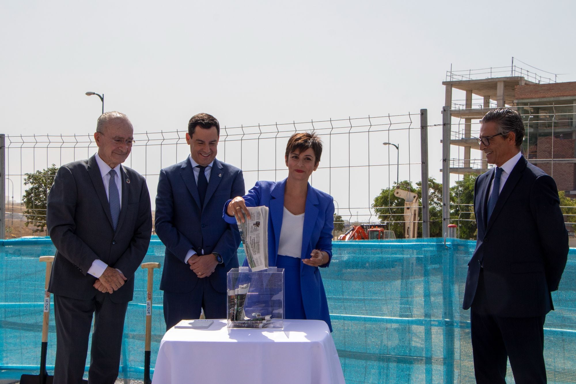 La ministra de Vivienda, Isabel Rodríguez, poniendo la primera piedra de las promociones de Málaga