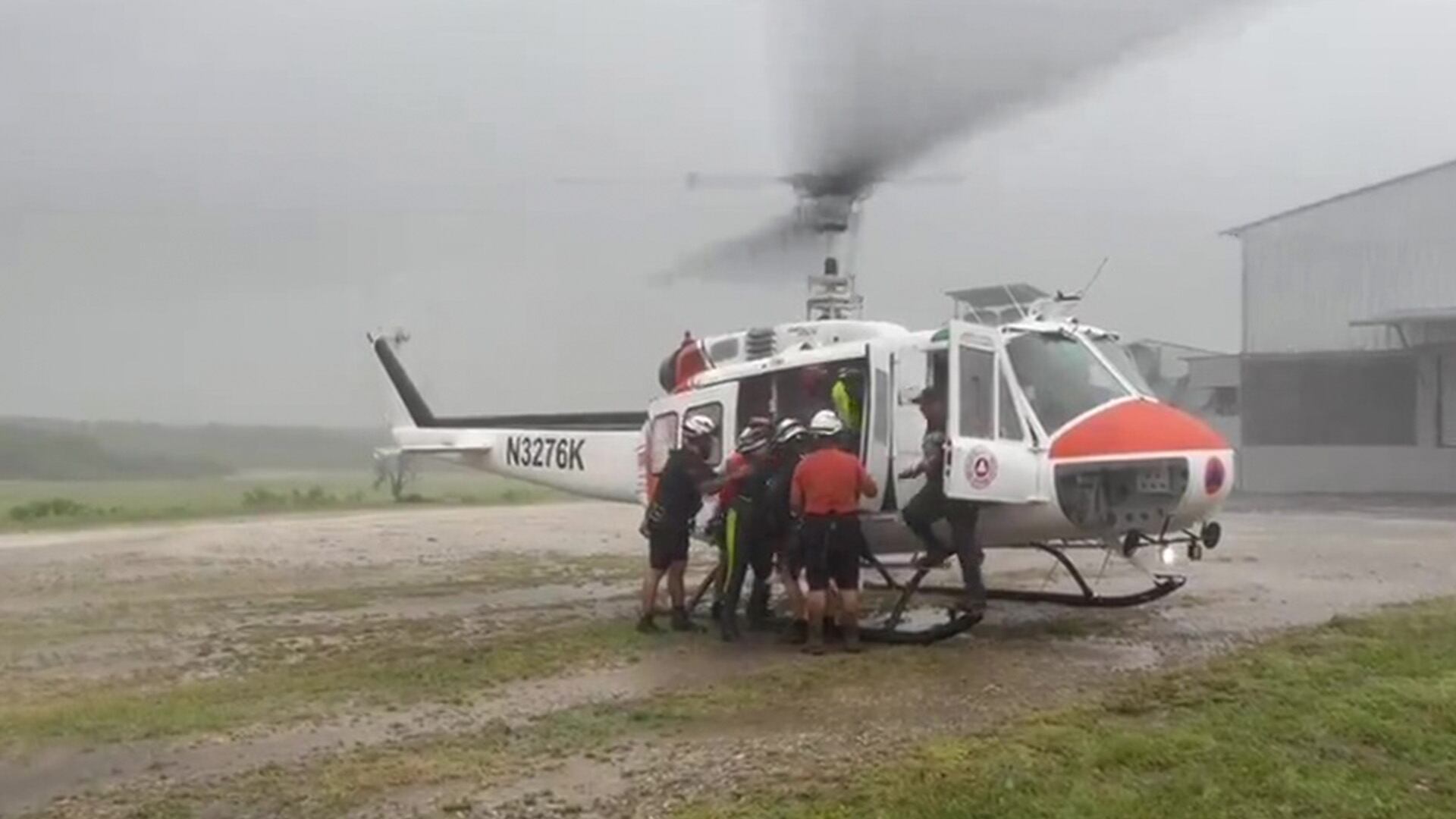 Foto del helicóptero que rescató a personas que quedaron atrapadas por Alberto