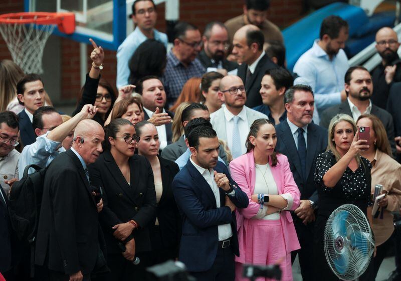 Imagen de archivo. Legisladores del partido PAN asisten a una sesión en el Complejo Deportivo Magdalena Mixhuca, que está siendo utilizado como sede alterna debido a las protestas en el edificio del Congreso por parte de trabajadores judiciales, para debatir una controvertida reforma judicial propuesta por el presidente de México, Andrés Manuel López Obrador, en Ciudad de México, México. 3 de septiembre de 2024. REUTERS/Luis Cortes