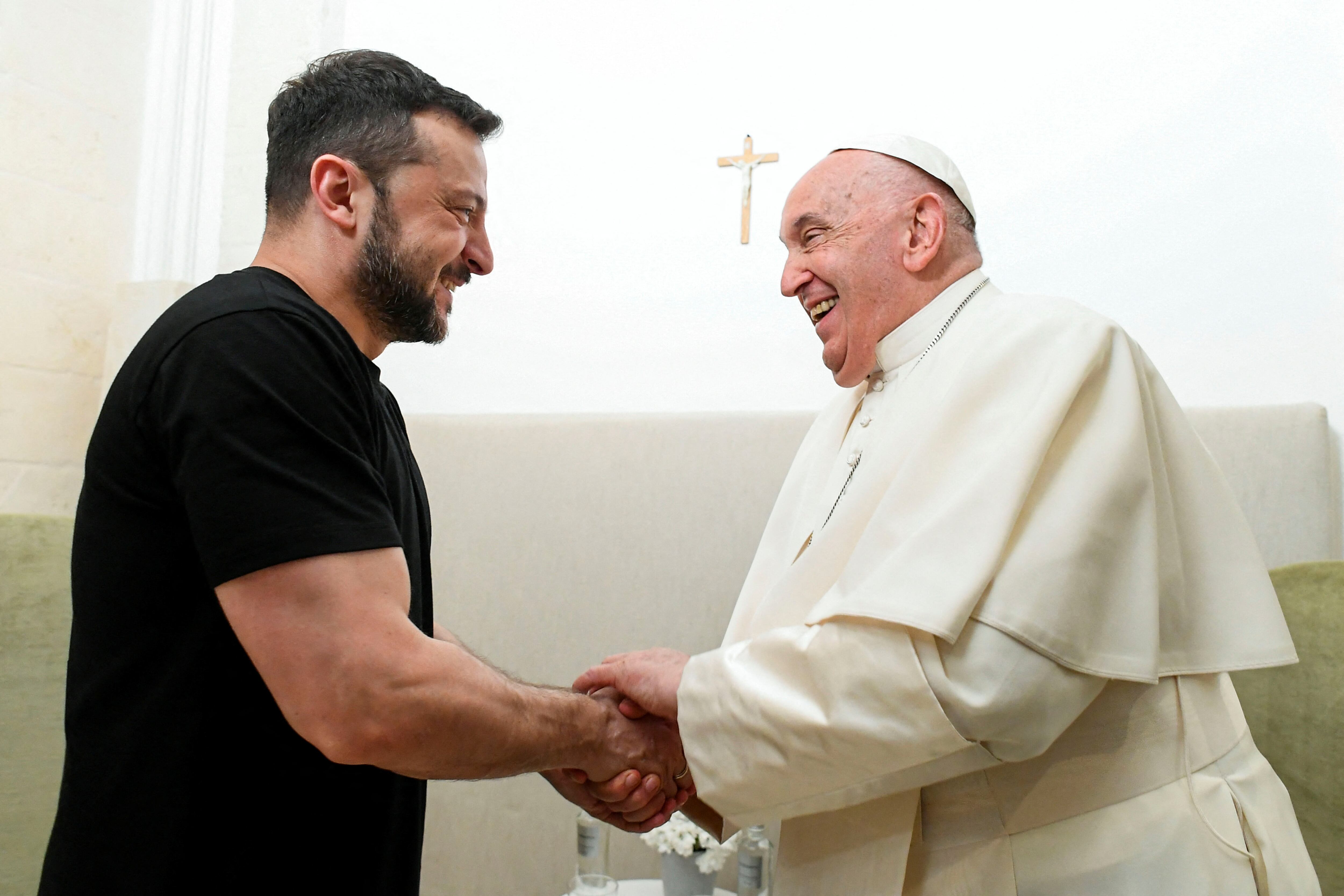 El presidente de Ucrania, Volodimir Zelensky, junto al papa Francisco (Vatican Media/­Handout via REUTERS)