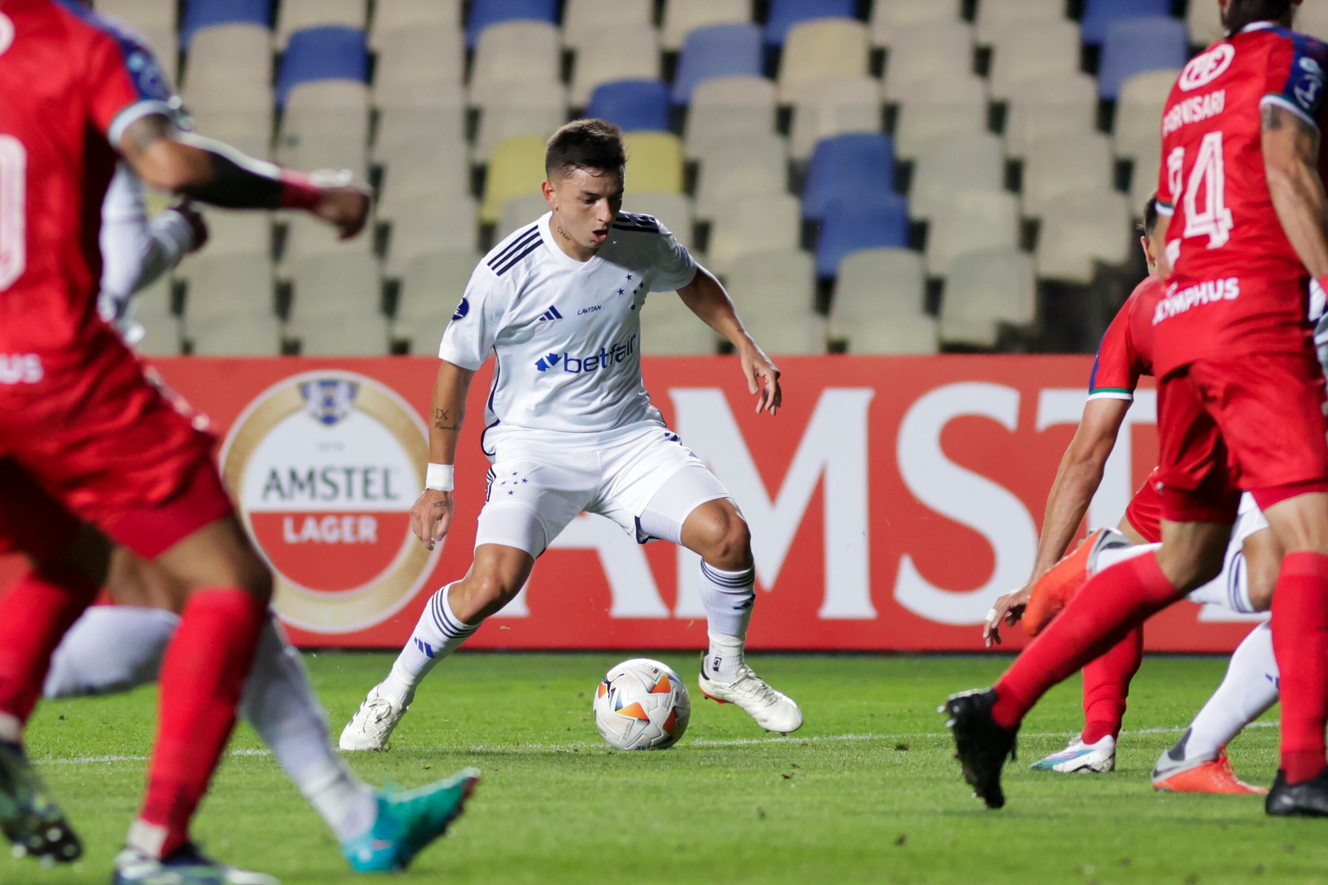 El argentino Álvaro Barreal, de Cruzeiro, controla el balón durante el partido del grupo B de la Copa Sudamericana ante Unión La Calera en el estadio de Concepción (Chile). EFE/ Esteban Paredes Drake
