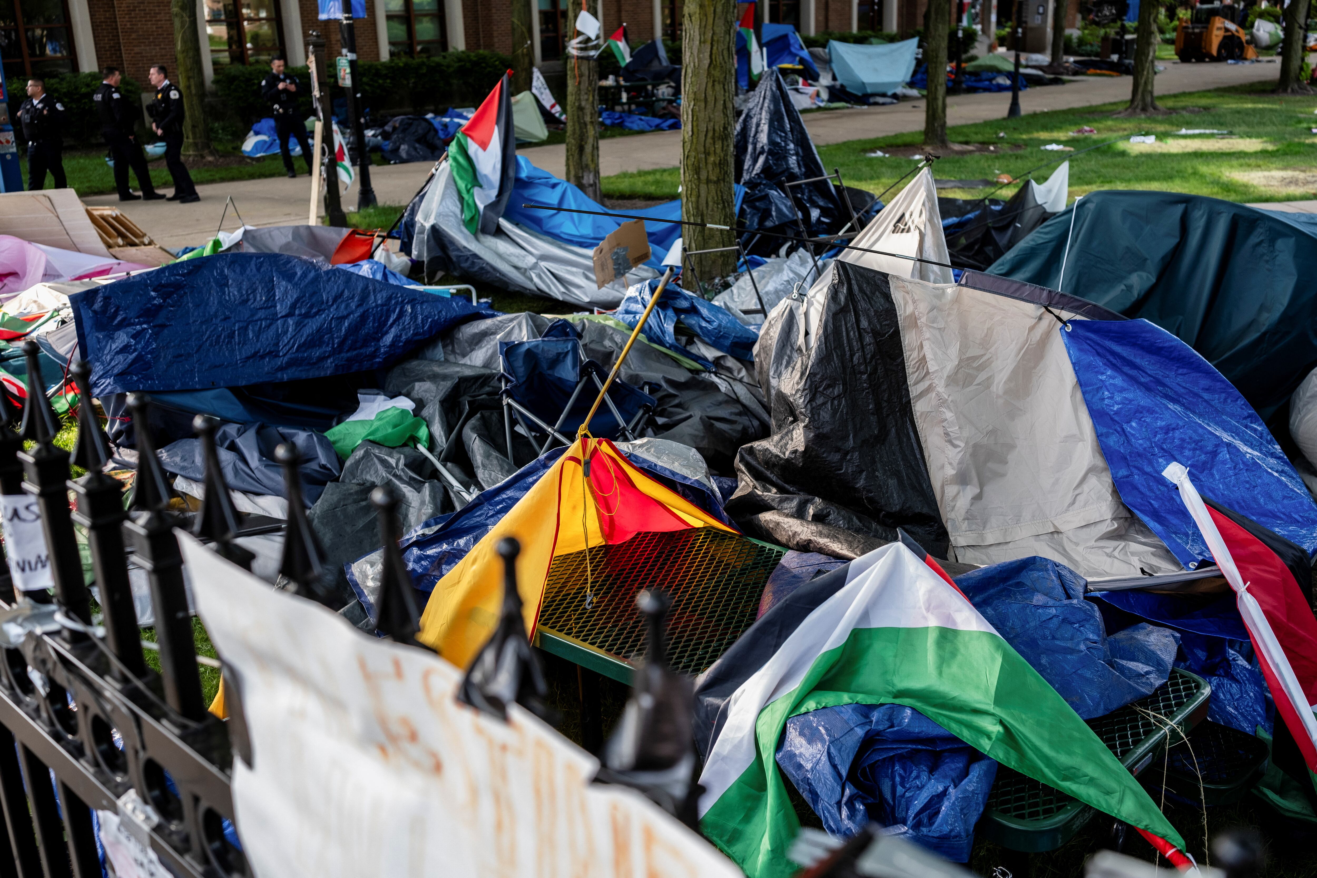 Las desarmadas carpas de los manifestantes pro-palestinos en la Universidad de Chicago. (REUTERS/Jim Vondruska)