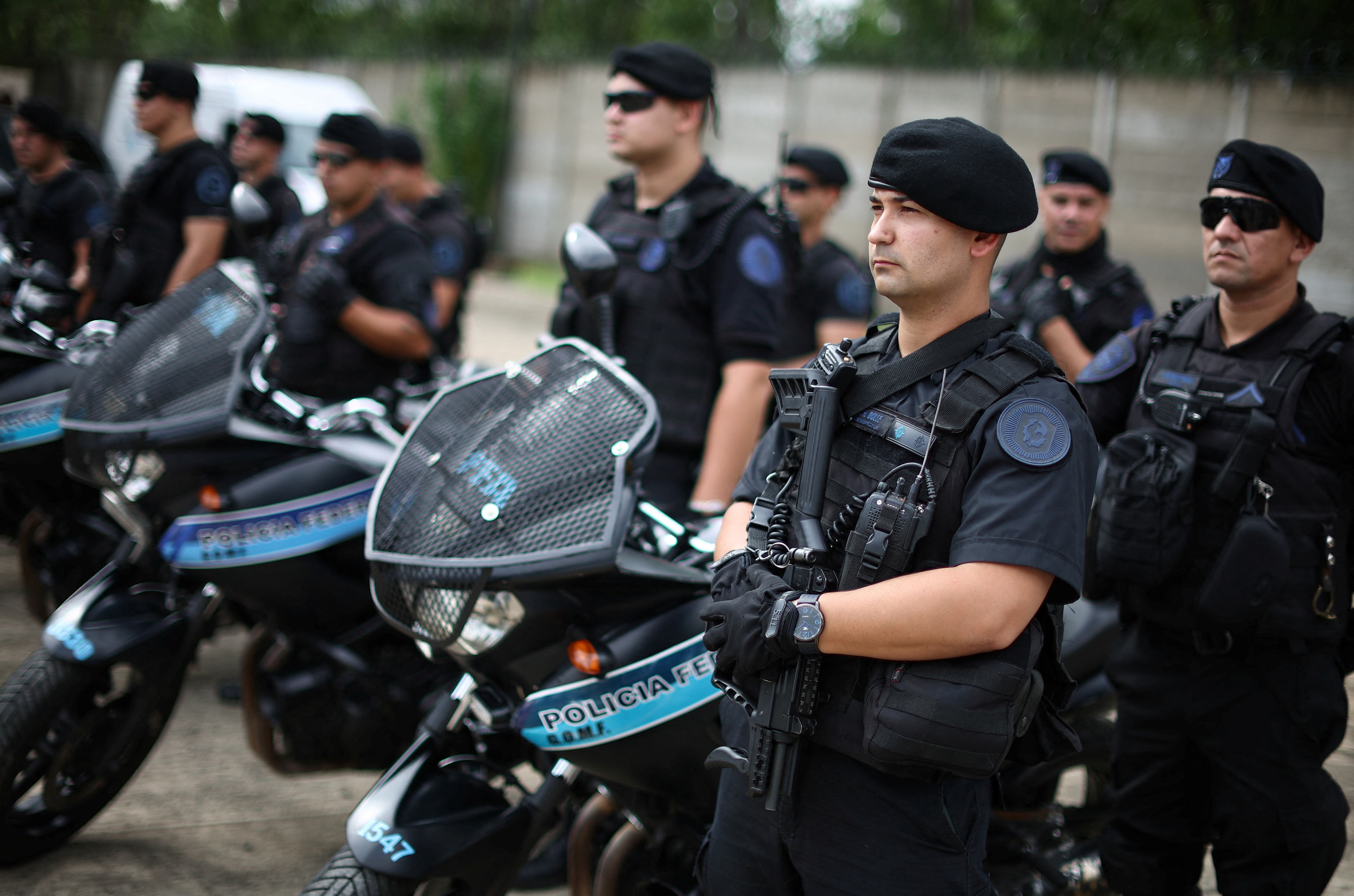 Las fuerzas federales deberán utilizar armas no letales para incapacitar a un agresor (REUTERS/Agustin Marcarian)