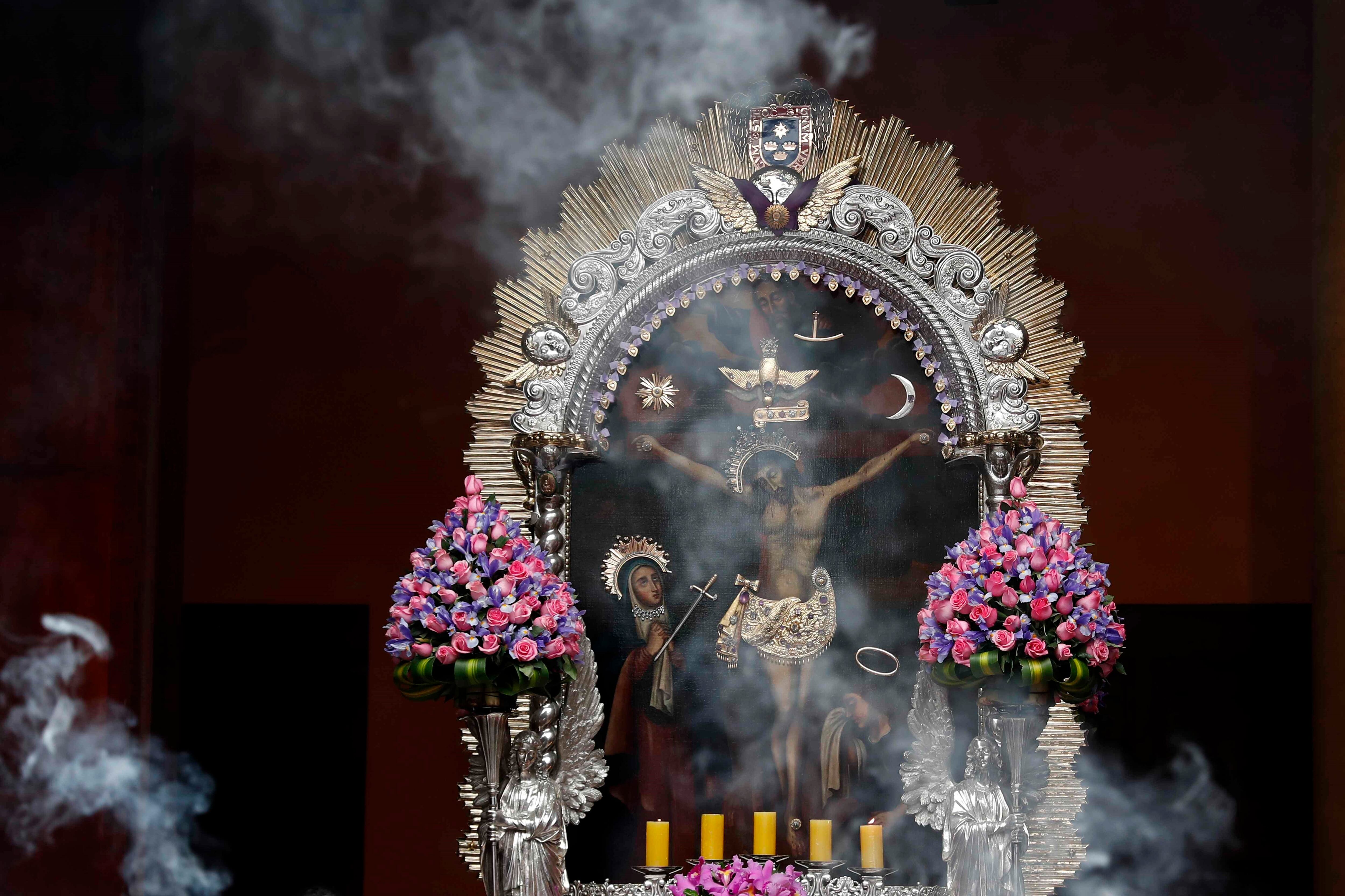 Fotografía de la imagen del Señor de los Milagros durante una misa, hoy, en la Iglesia de Las Nazarenas de Lima (Perú). EFE/Paolo Aguilar
