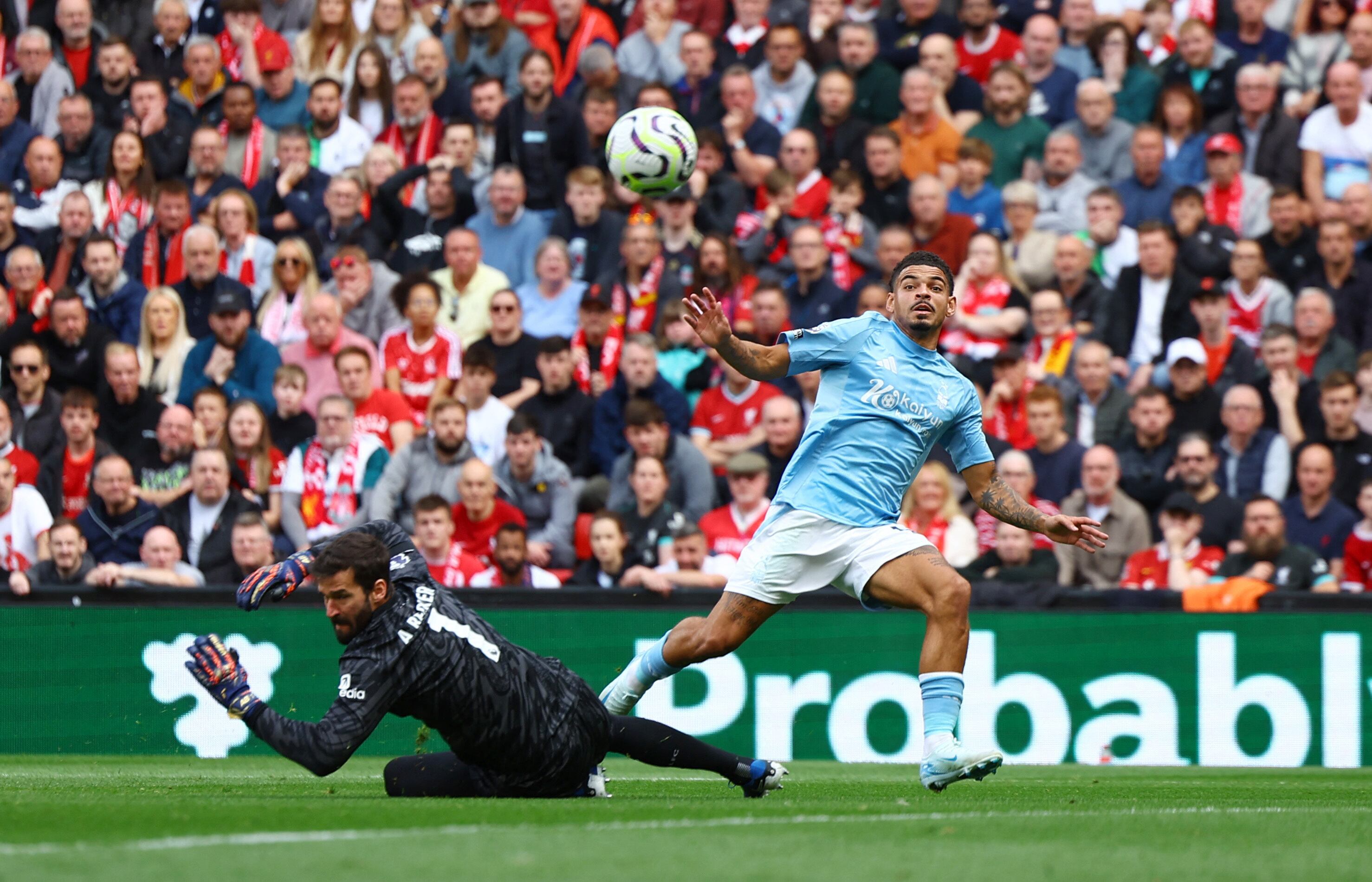 El momento donde Morgan Gibbs-White  se acerca al arco de Alisson Becker-crédito Molly Darlington/REUTERS