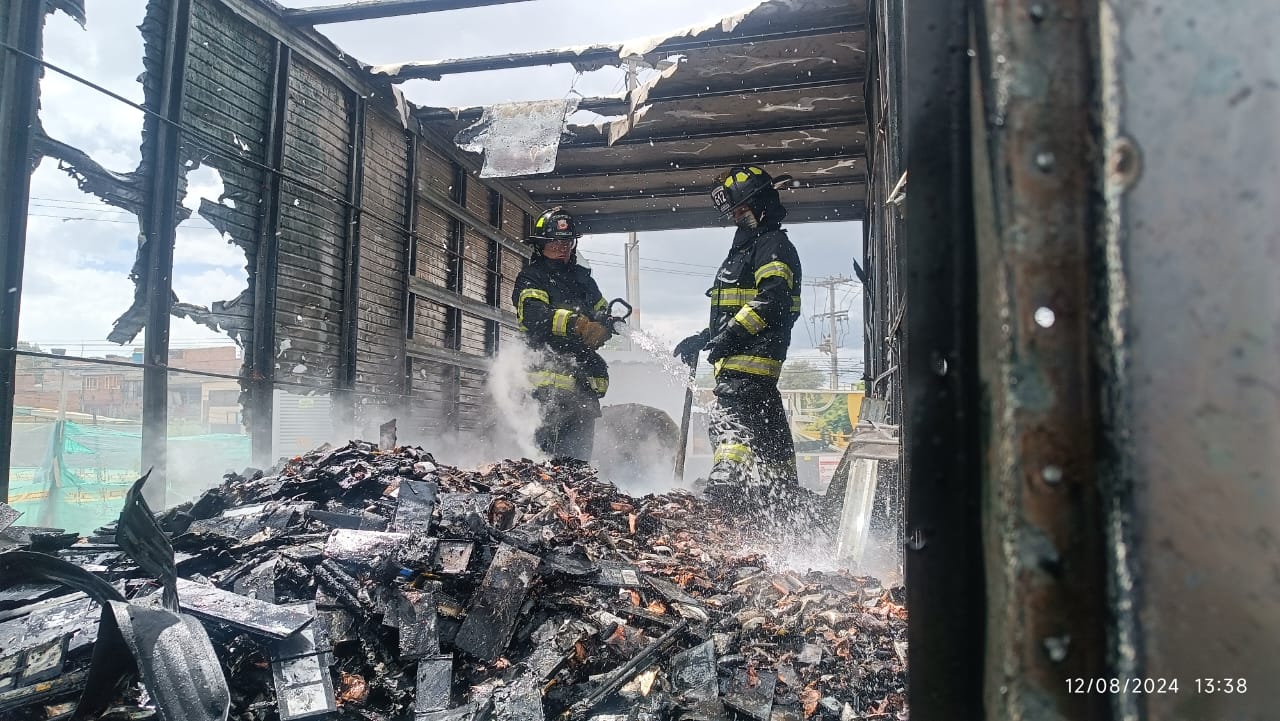 La explosión de un camión en la Autopista Sur, en Soacha, fue atendida eficientemente por el Cuerpo de Bomberos, sin heridos reportados - crédito Bomberos de Cundinamarca