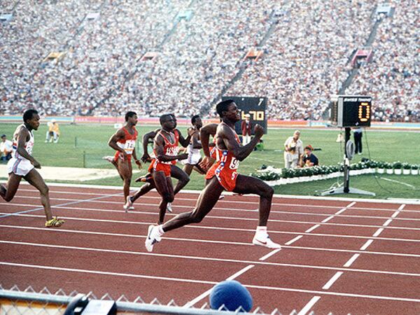 Imagen de archivo. Carl Lewis participando en unos Juegos Olímpicos. (Archivo)