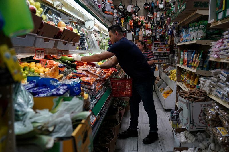 Una persona ordena comestibles en el mercado El Progreso en el vecindario de Mount Pleasant en Washington (REUTERS/Sarah Silbiger)