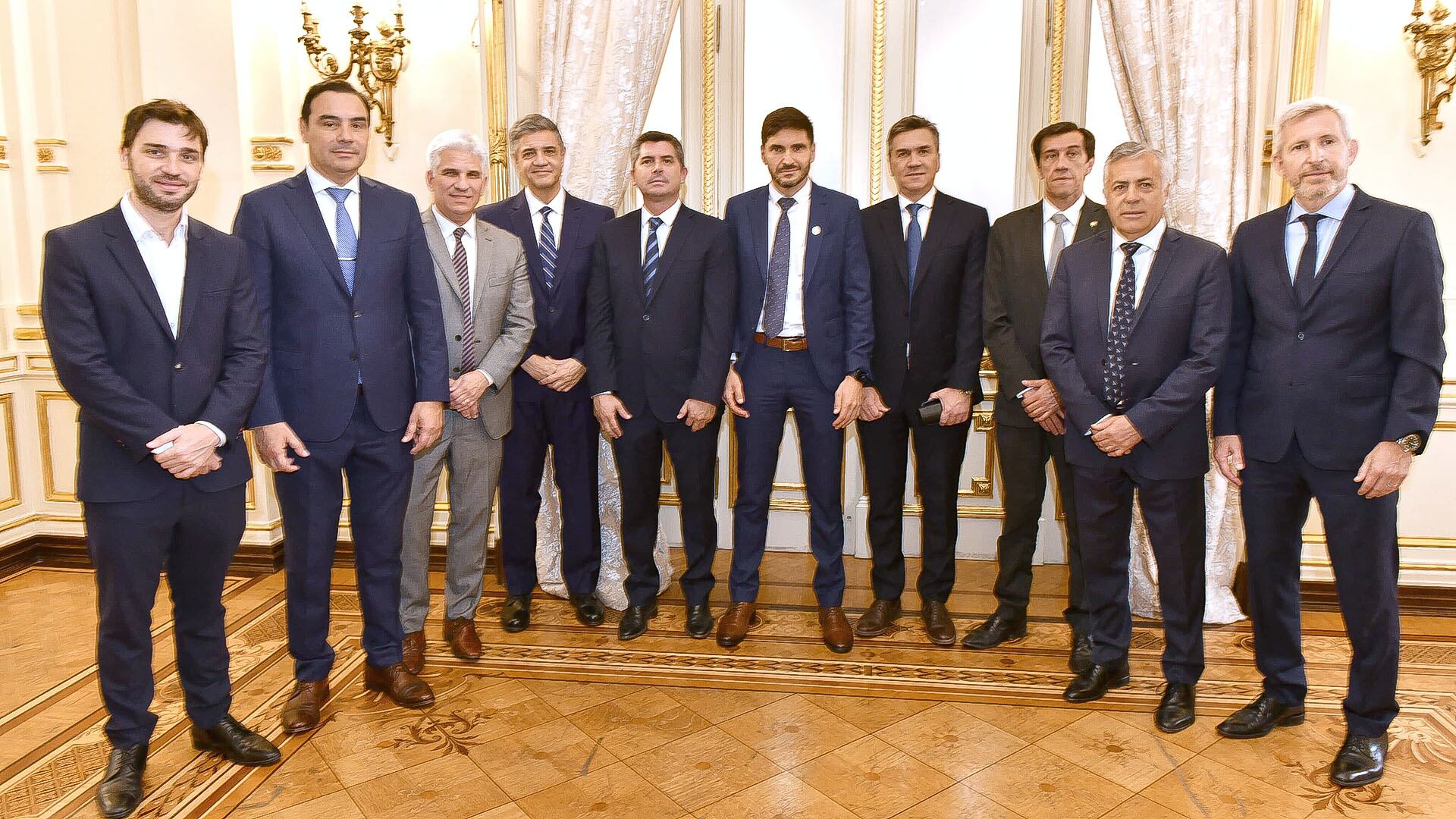 Los Gobernadores de JxC en el salón sur de Casa Rosada, antes de ingresar a la reunión con él Presidente portada