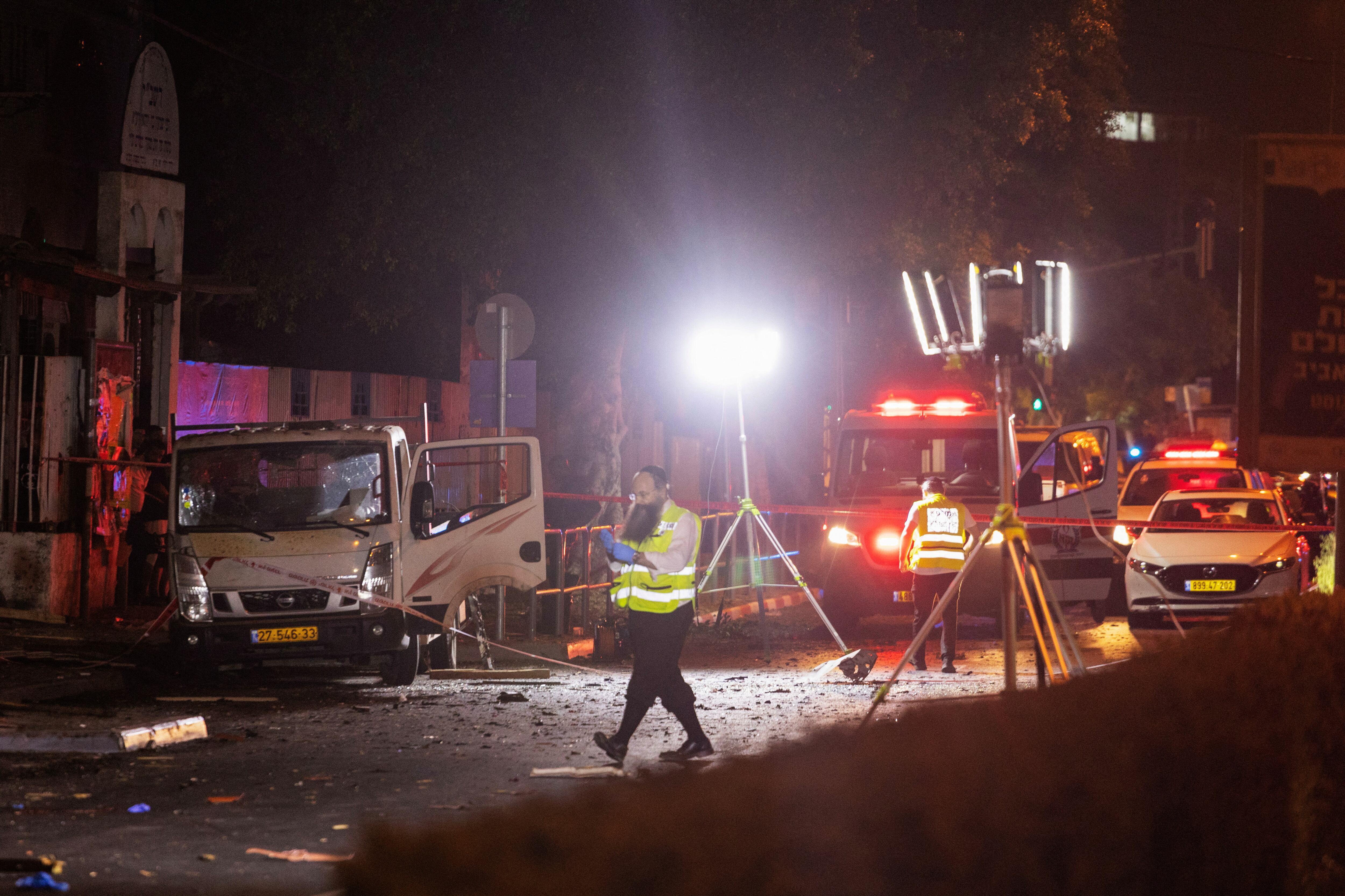 Personal de seguridad trabaja en la recolección de elementos para la investigación del atentado en Tel Aviv (REUTERS/Moti Milrod)