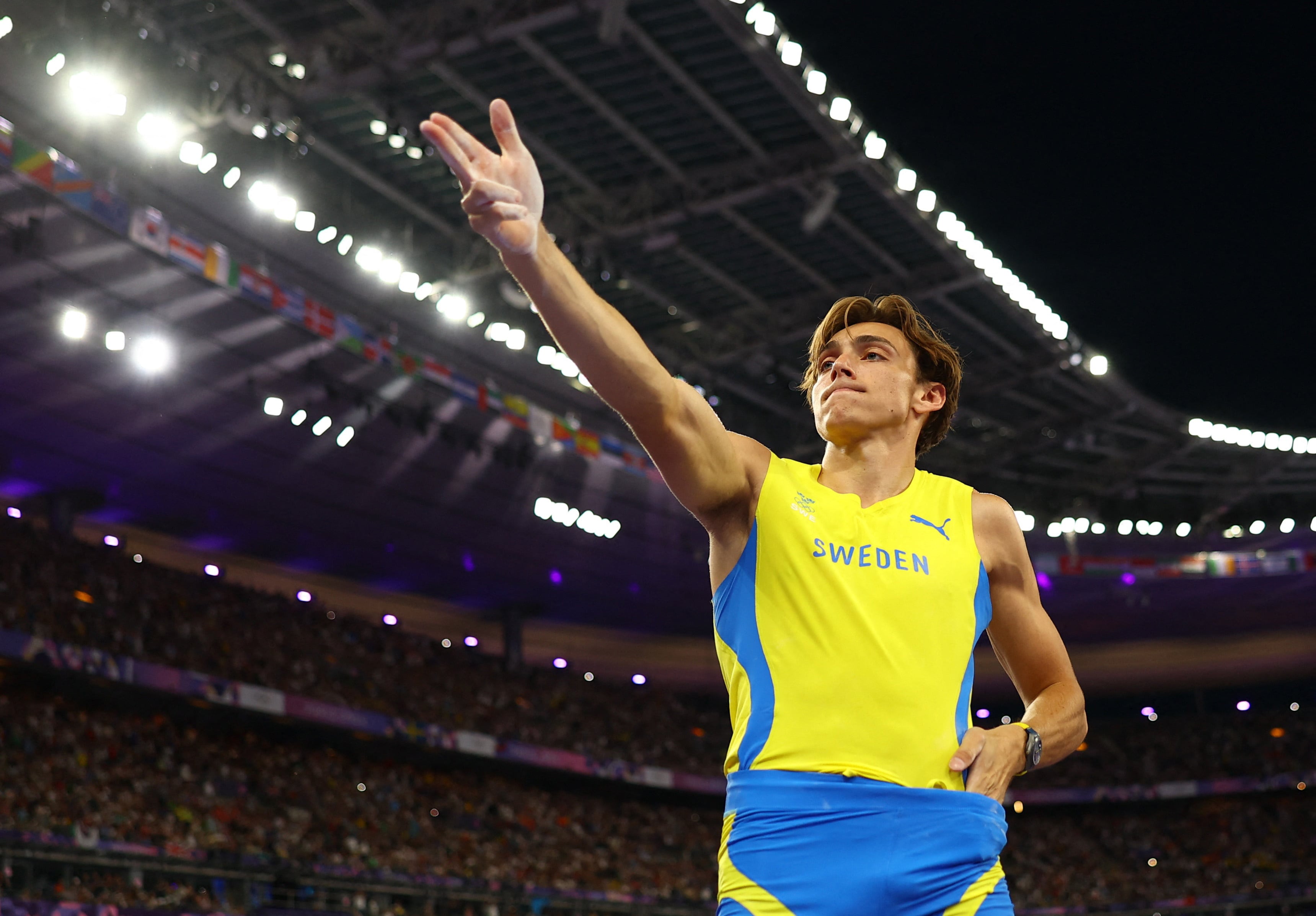 Armand Duplantis de Suecia posa como el tirador turco durante los festejos por el récord olímpico y mundial logrado en Salto con Garrocha (REUTERS/Kai Pfaffenbach)