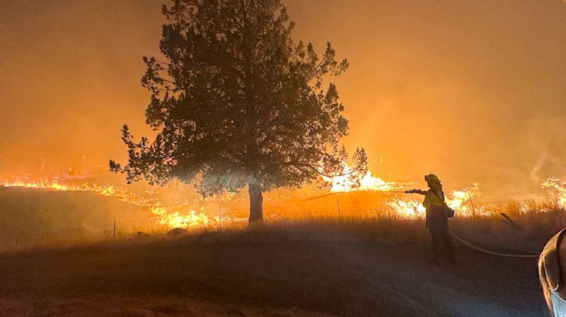 La cantidad de rayos caídos en Oregón ha sido inusualmente alta, promoviendo numerosos incendios. (REUTERS)