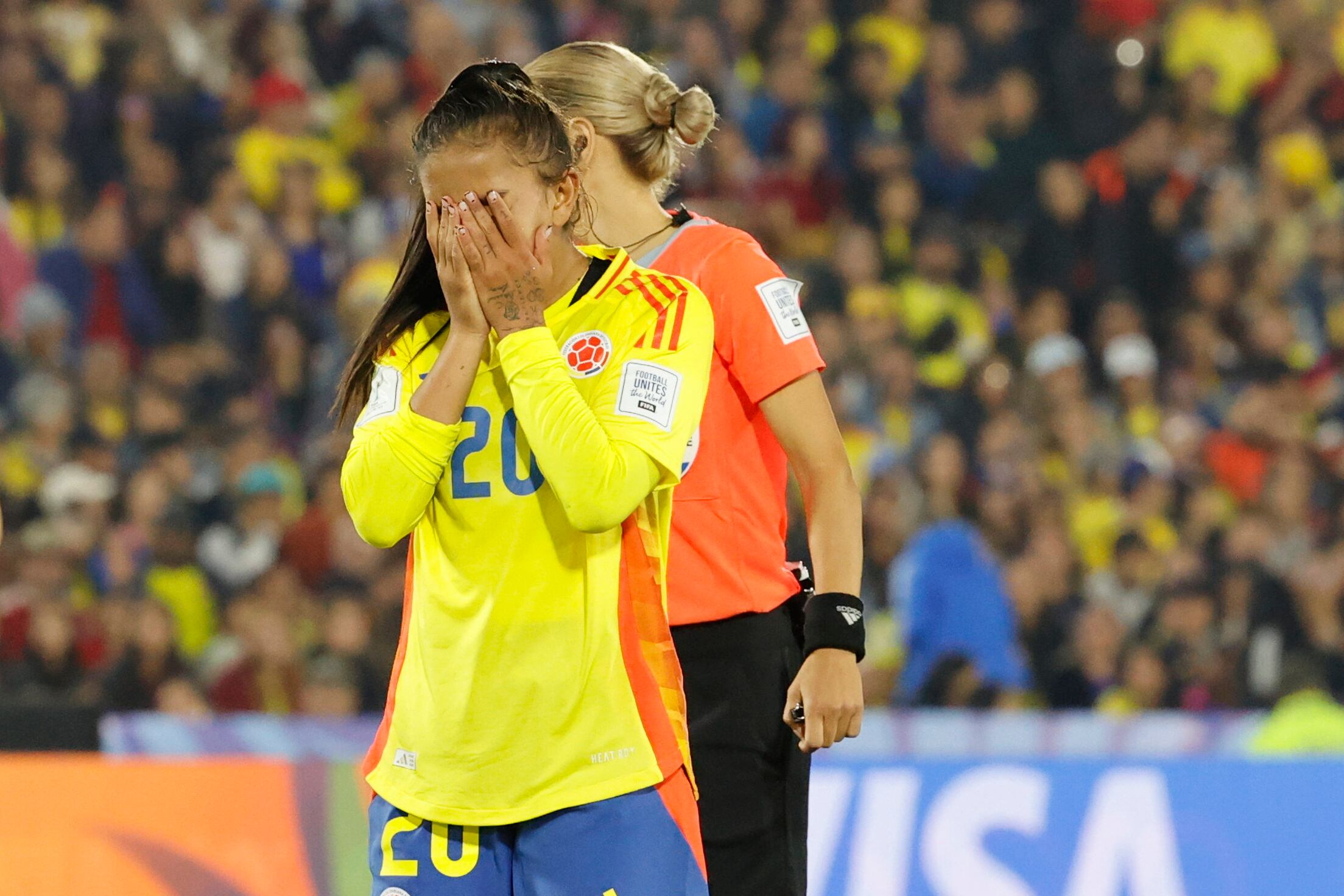 Fotografía tomada a la delantera colombiana Karla Viancha el 31 de agosto de 2024 en el momento en que abandona el partido contra Australia a raíz de una lesión. Este lunes se anunció que la jugadora se fracturó la clavícula y se perderá lo que resta del torneo que se juega en tres ciudades de Colombia. EFE/ Mauricio Dueñas Castañeda
