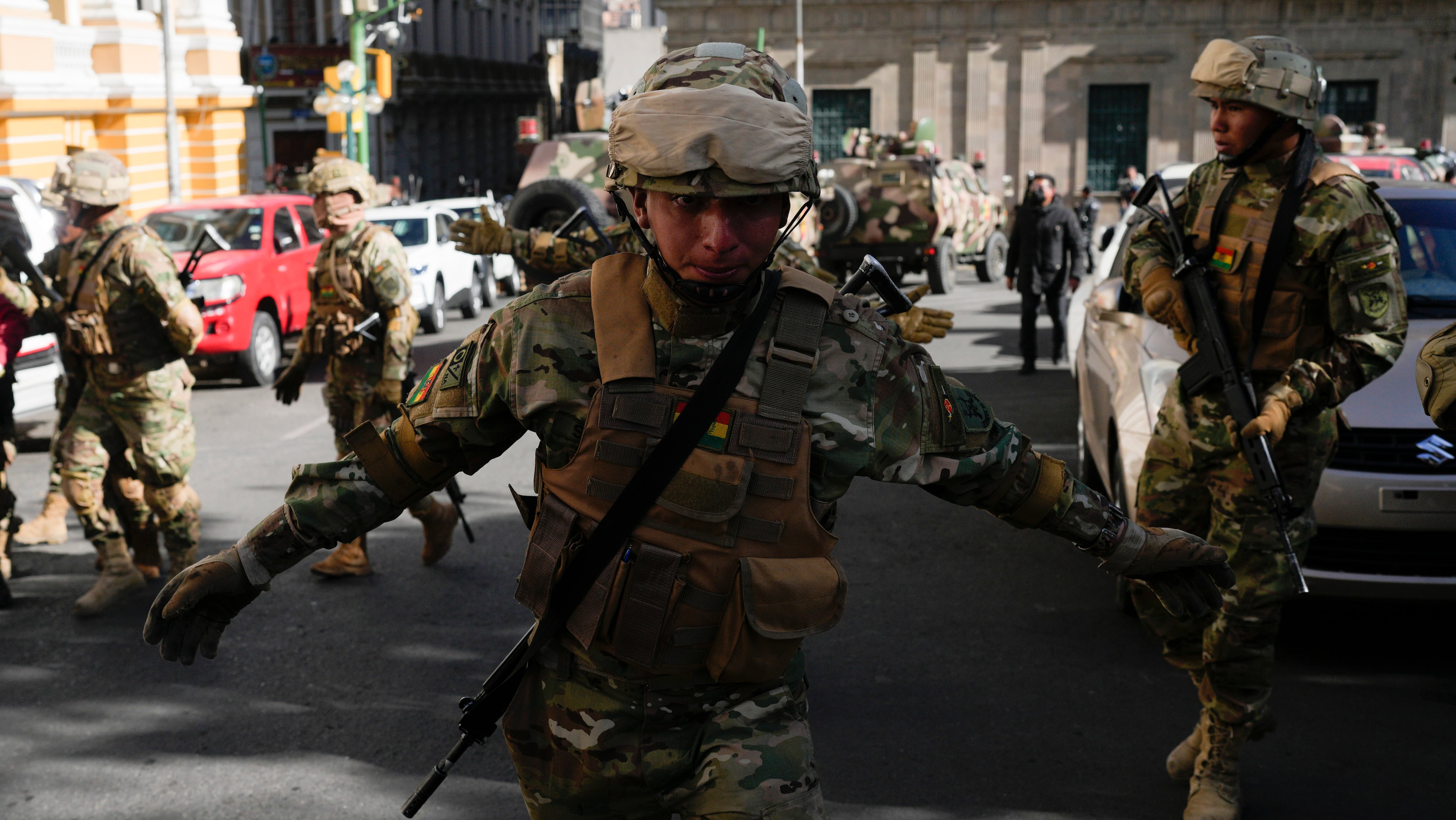 Un soldado hace un gesto para que los periodistas abandonen la Plaza Murillo (AP foto/Juan Karita)